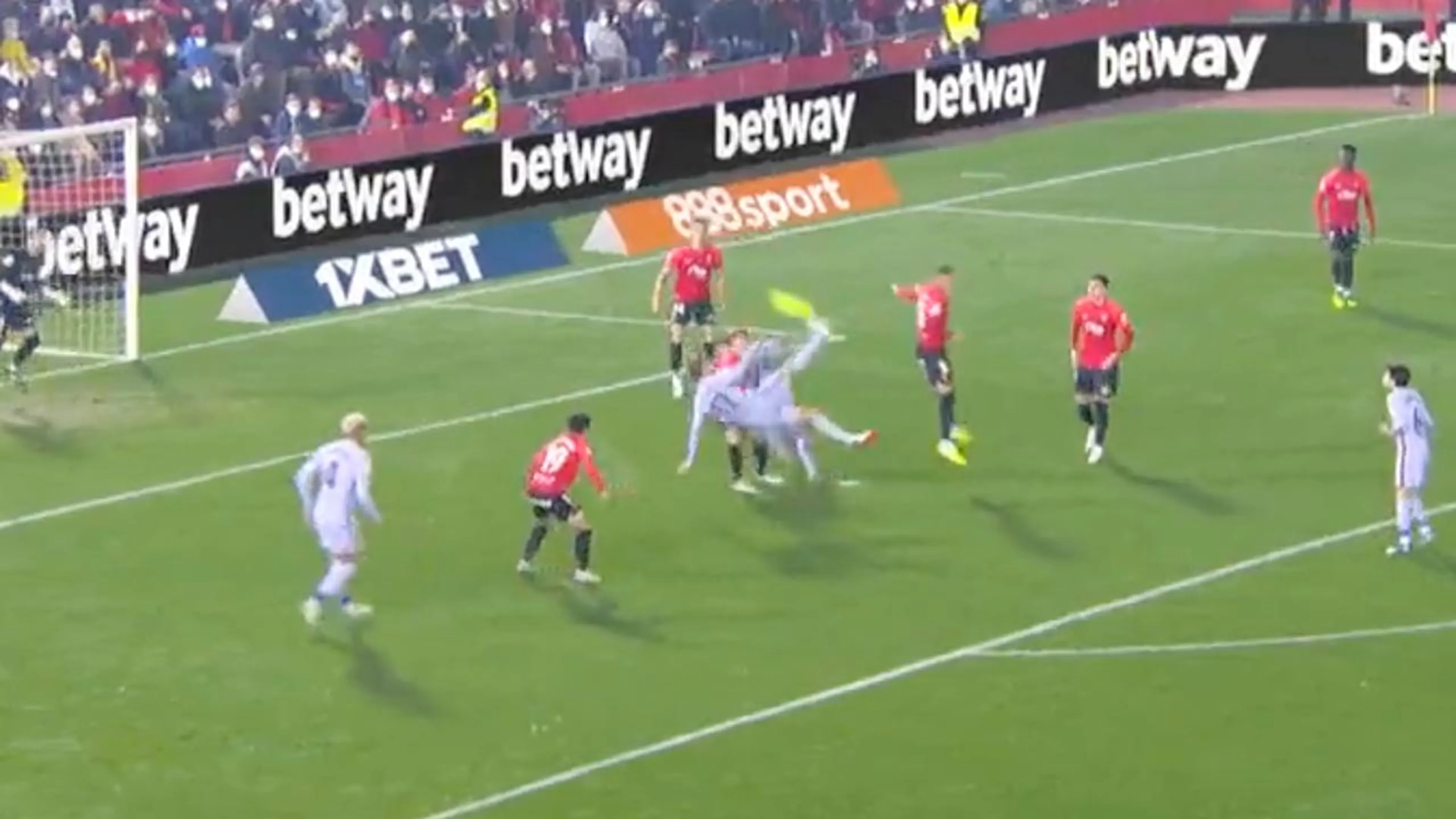 VIDEO: Luuk de Jong raakt de lat met waanzinnige omhaal