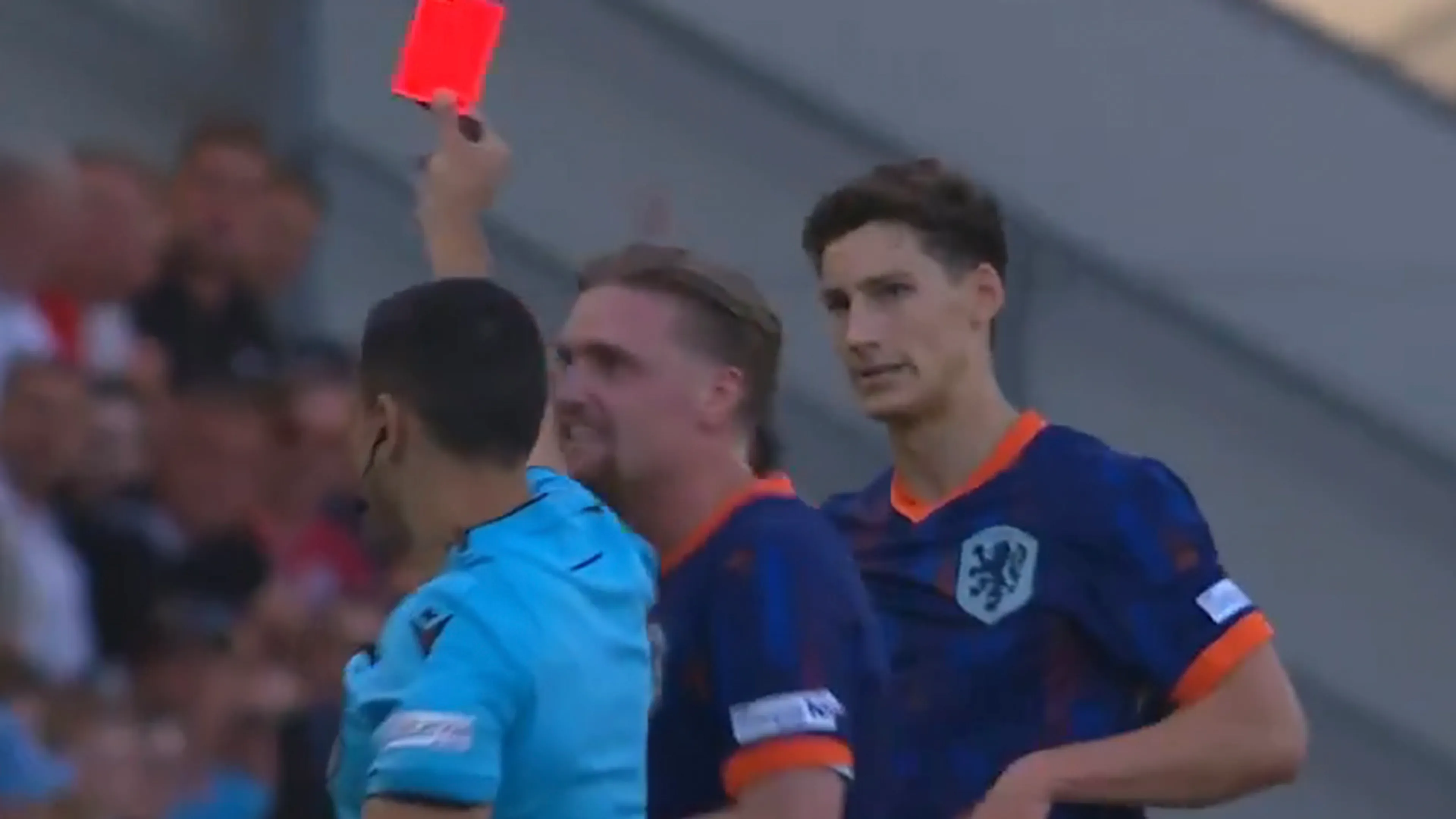 Jong Oranje met tien man verder tegen Jong Portugal na vroege rode kaart Van Bommel