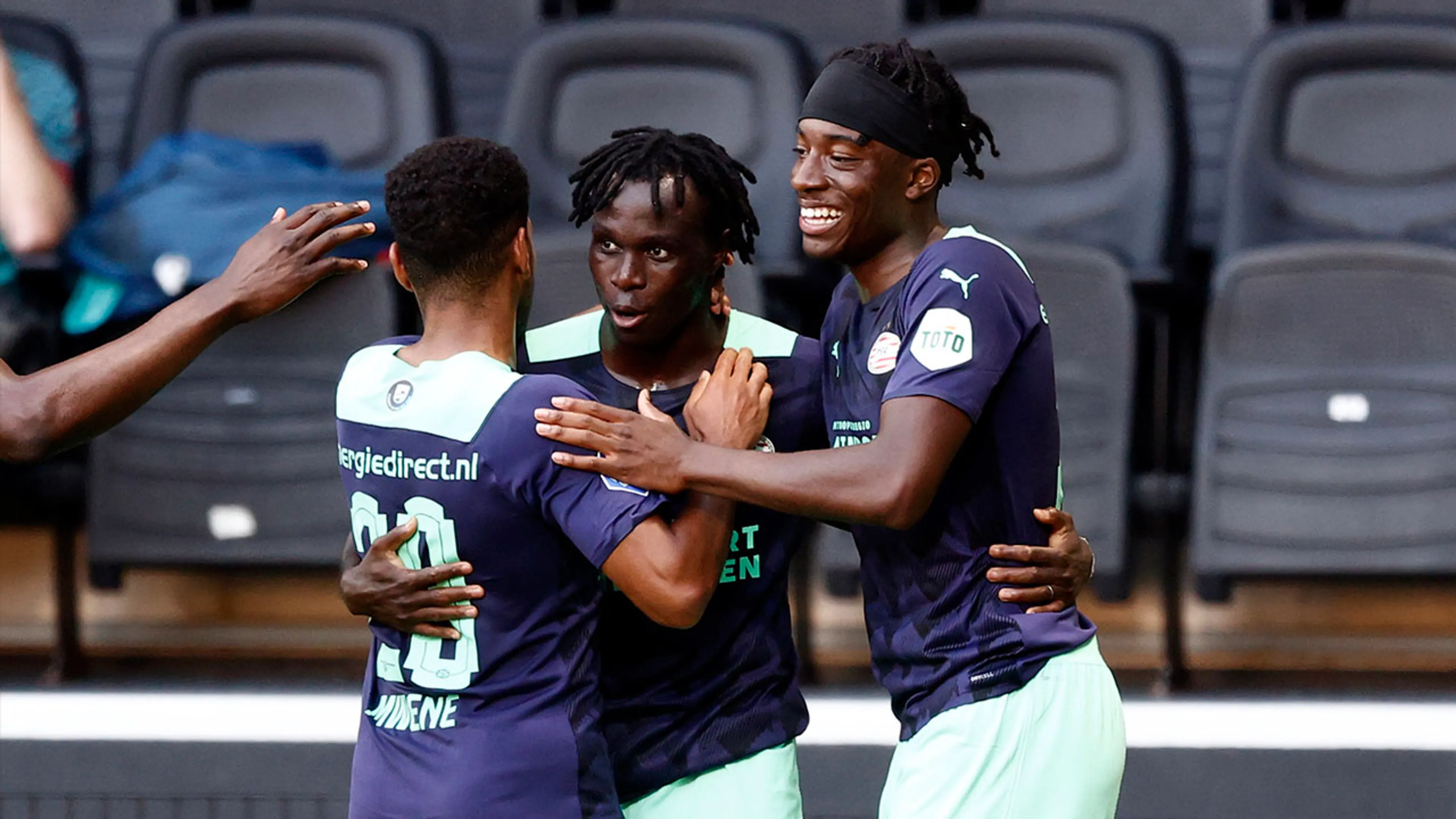 PSV wint in Almelo en spaart krachten met oog op play-offs CL