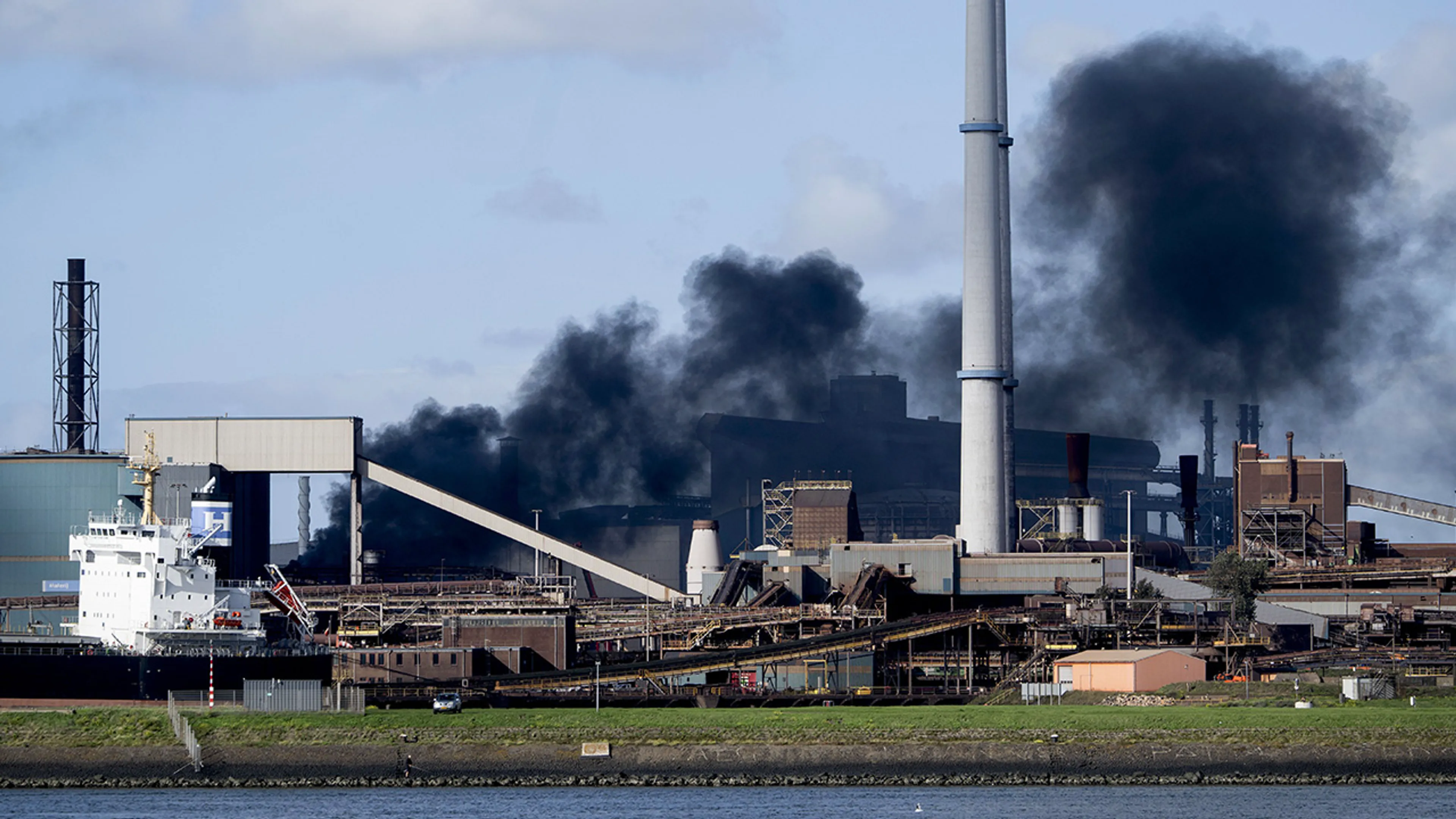 Zeer grote brand op het terrein van Tata Steel