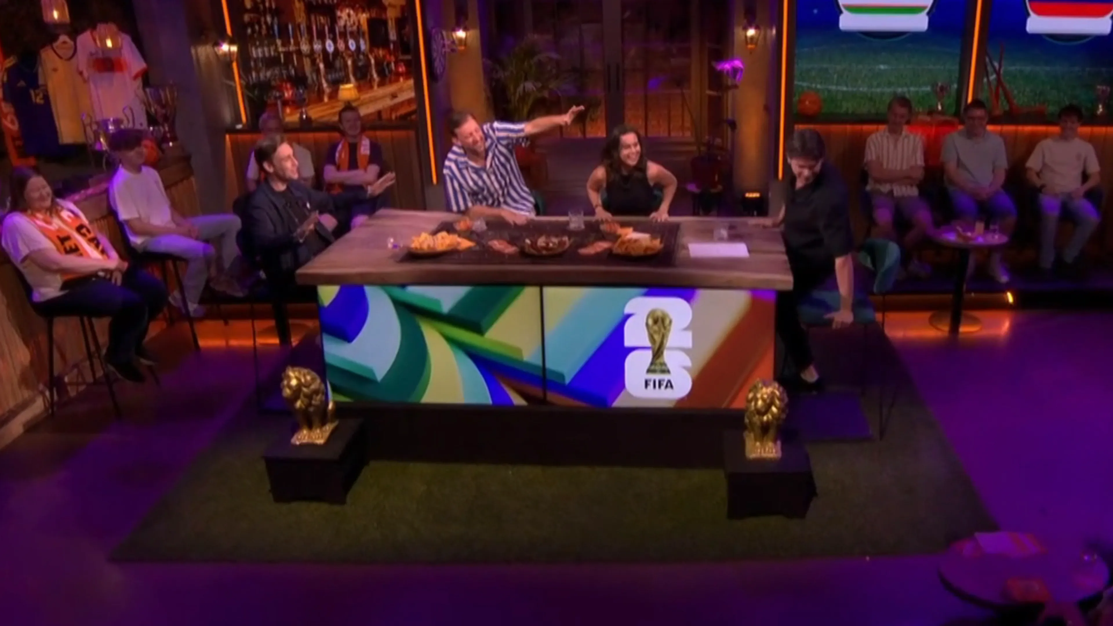 Cameraman gaat naar de grond tijdens uitzending Het Oranje Café: 'Gaat het?!'