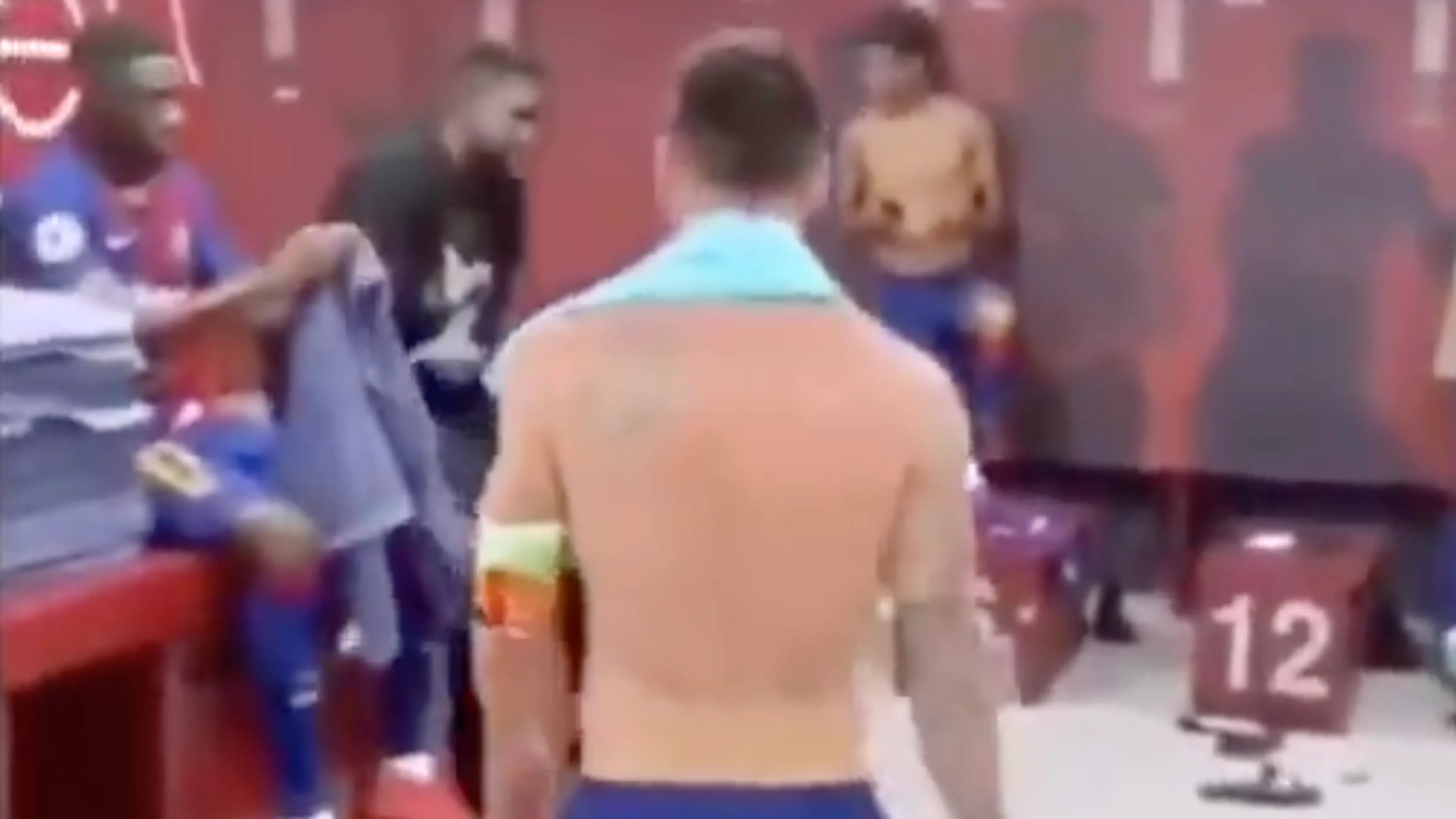 Unieke beelden uit kleedkamer FC Barcelona laten zien hoeveel respect elke speler voor Messi heeft