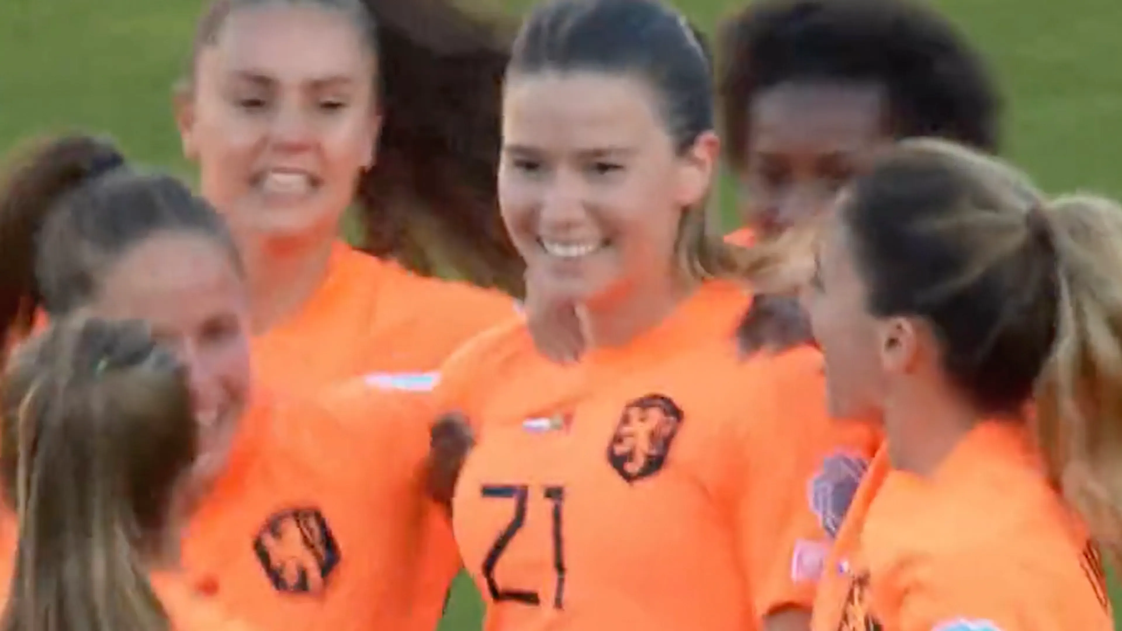 Droomstart voor de Oranje Leeuwinnen: Van der Gragt verdubbelt de voorsprong