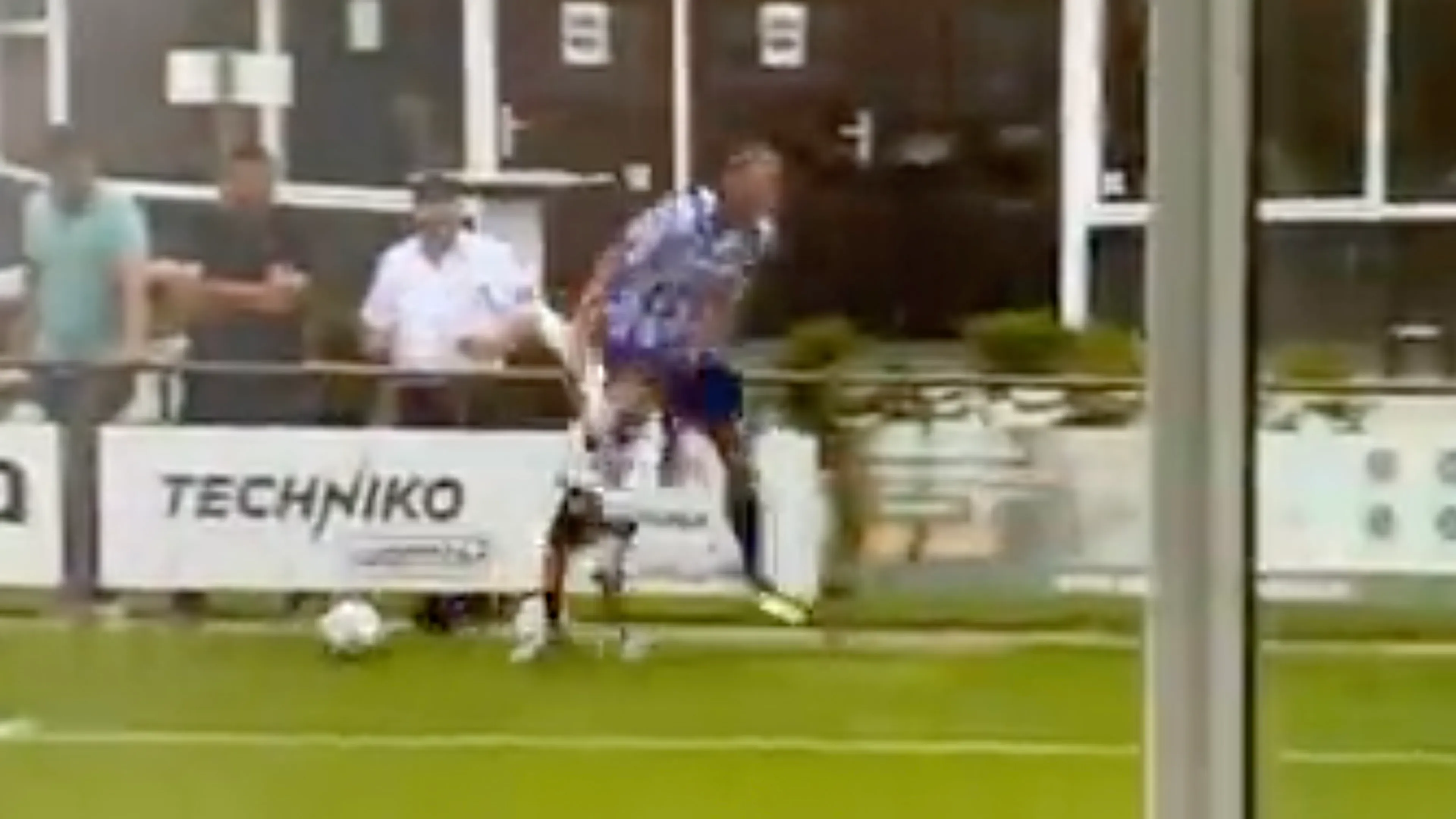 VIDEO: Henk Veerman loopt ballenjongen omver en valt daarna zelf