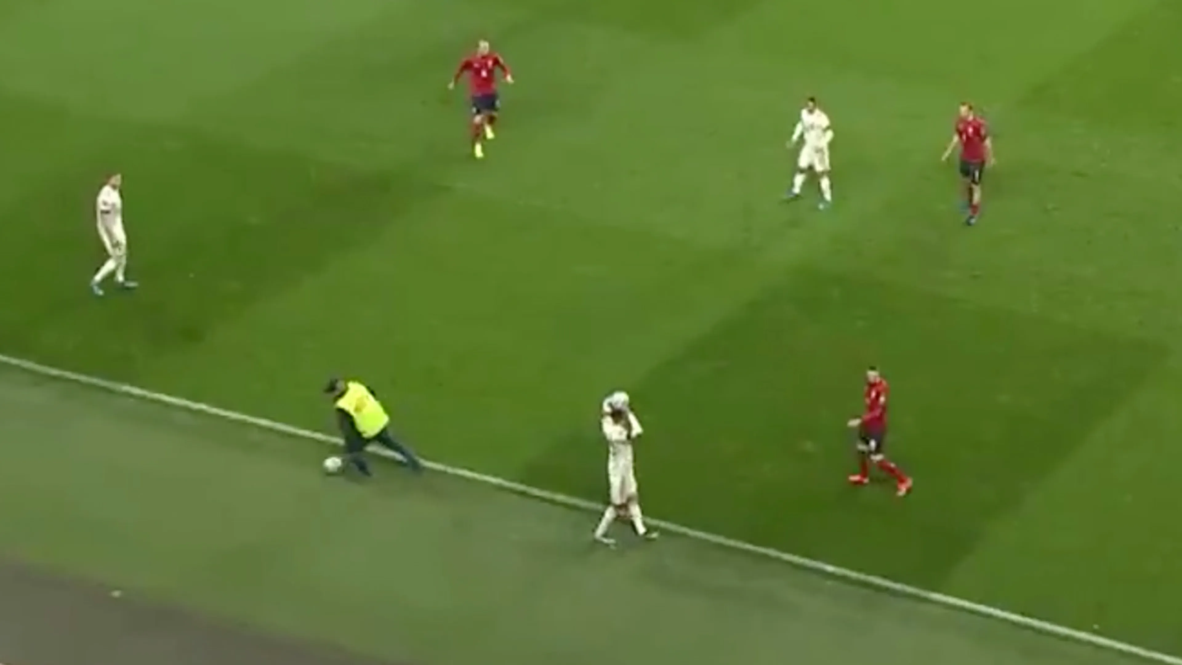 VIDEO: Steward gaat hard onderuit tijdens WK-kwalificatieduel