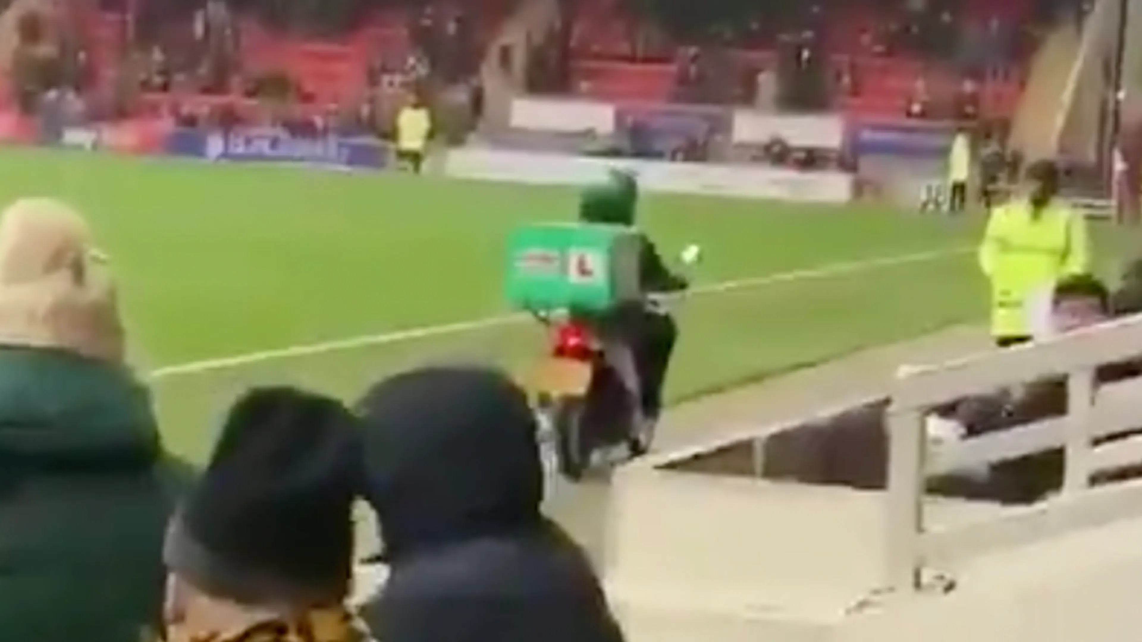Supporter laat pizza bezorgen in stadion tijdens League Two-duel