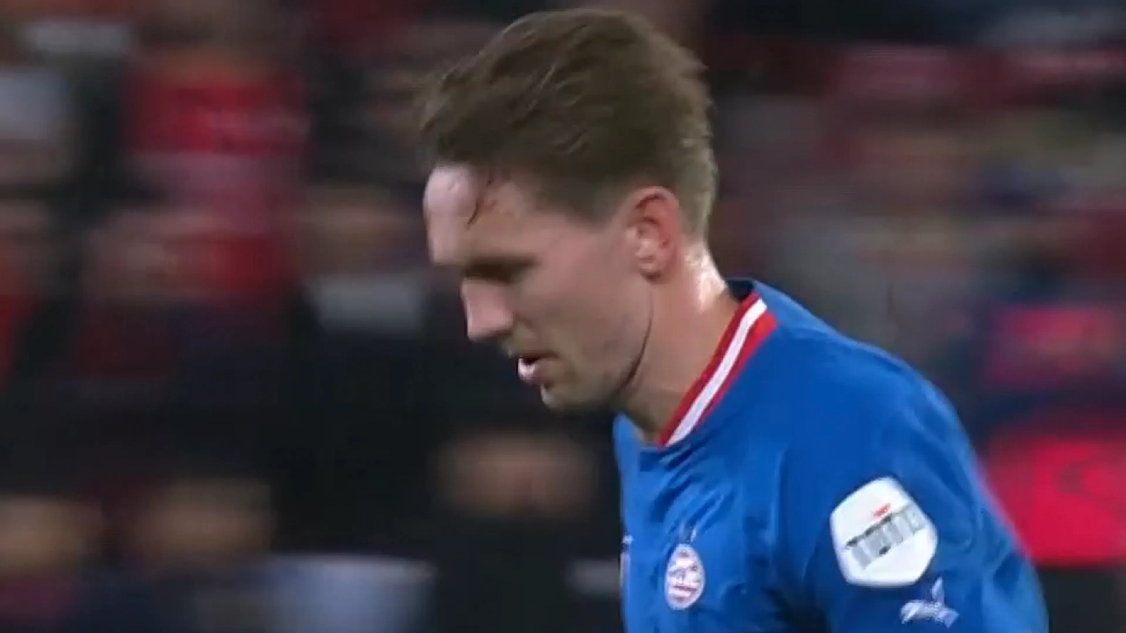 Luuk de Jong wordt gewisseld en krijgt applaus van Sevilla-supporters