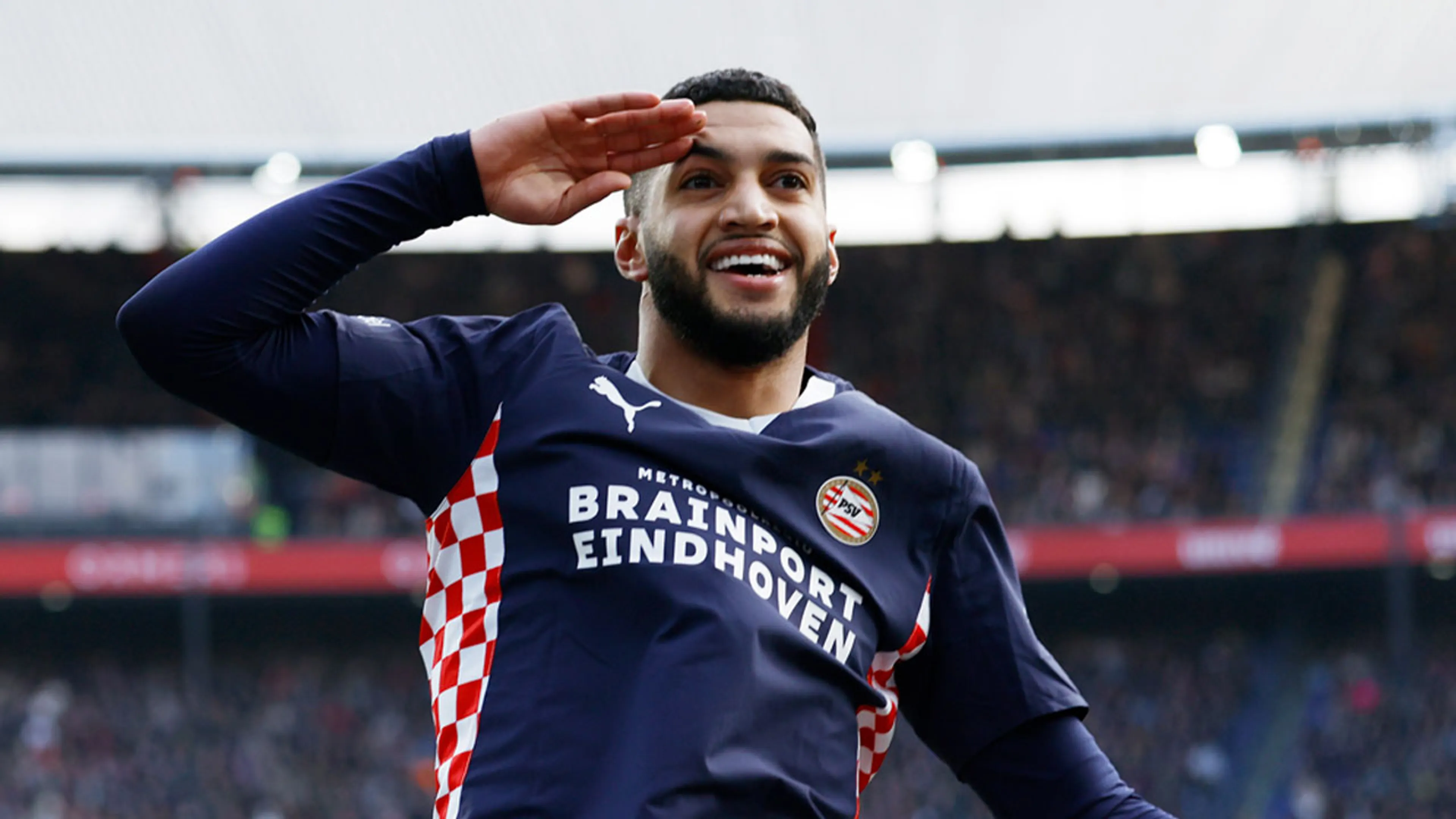 Ismael Saibari zet PSV op voorsprong in topper tegen Feyenoord
