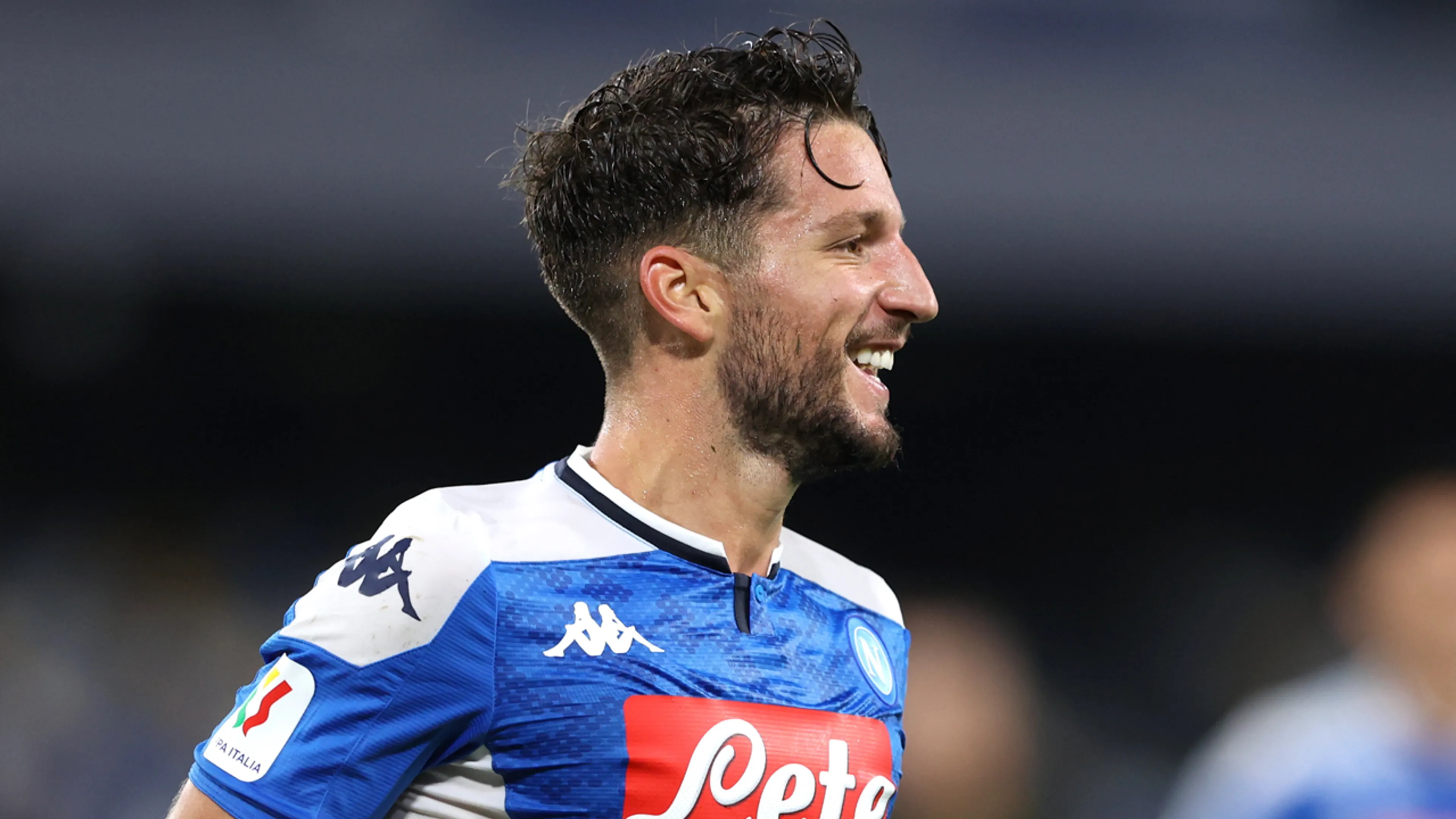 Voetballers Napoli eren topscorer Mertens met speciaal shirt
