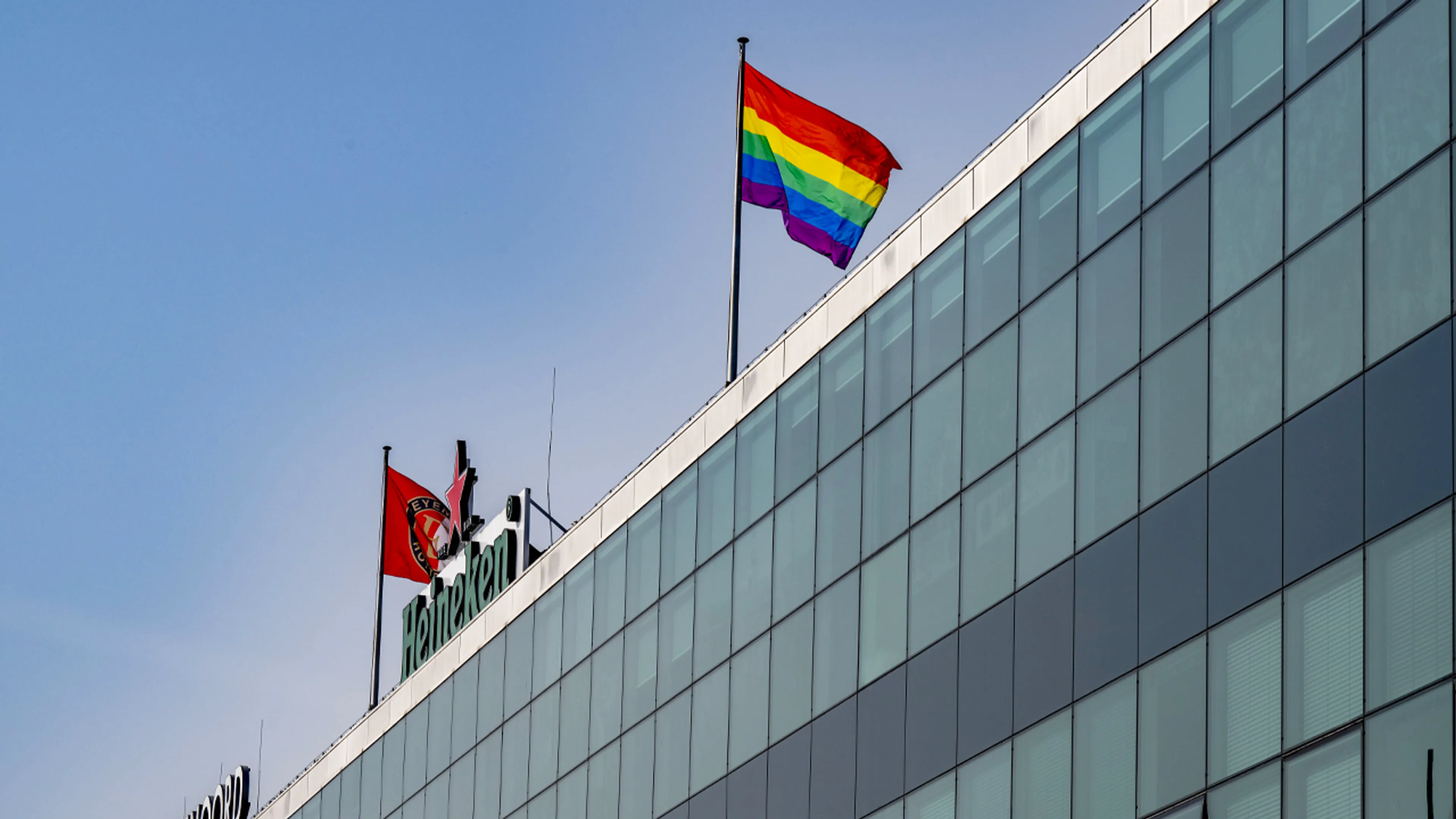 Feyenoord laat regenboogvlag wapperen bij De Kuip