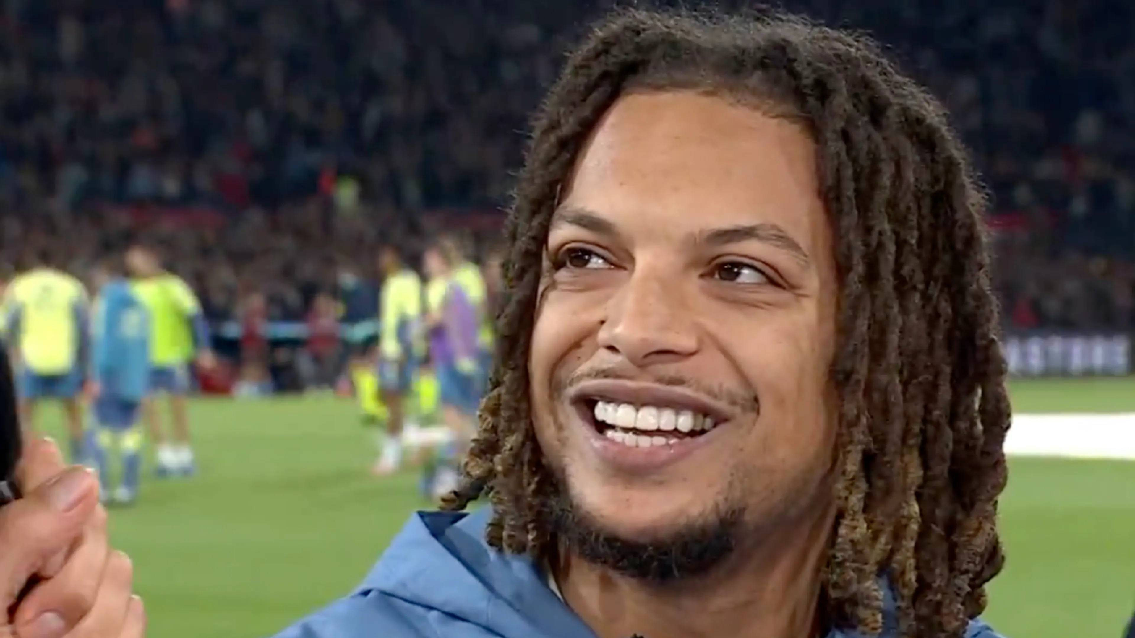 Ronnie Flex krijgt taart na verkeerde Feyenoord-voorspelling