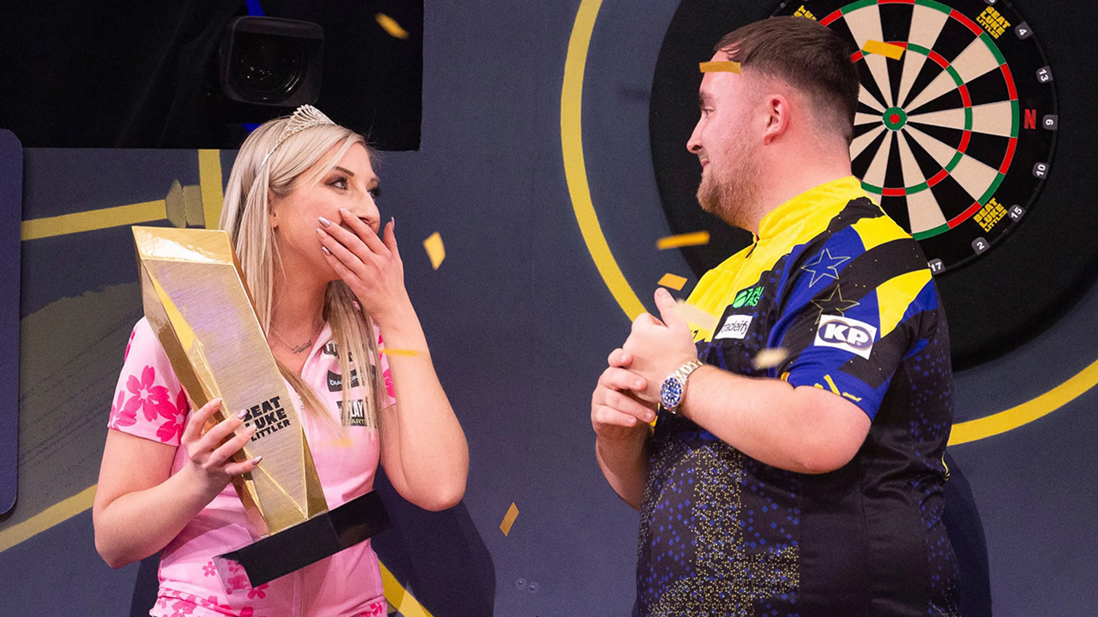 Dartster Sherrock verslaat Littler in Netflix-challenge en wint ruim half miljoen euro