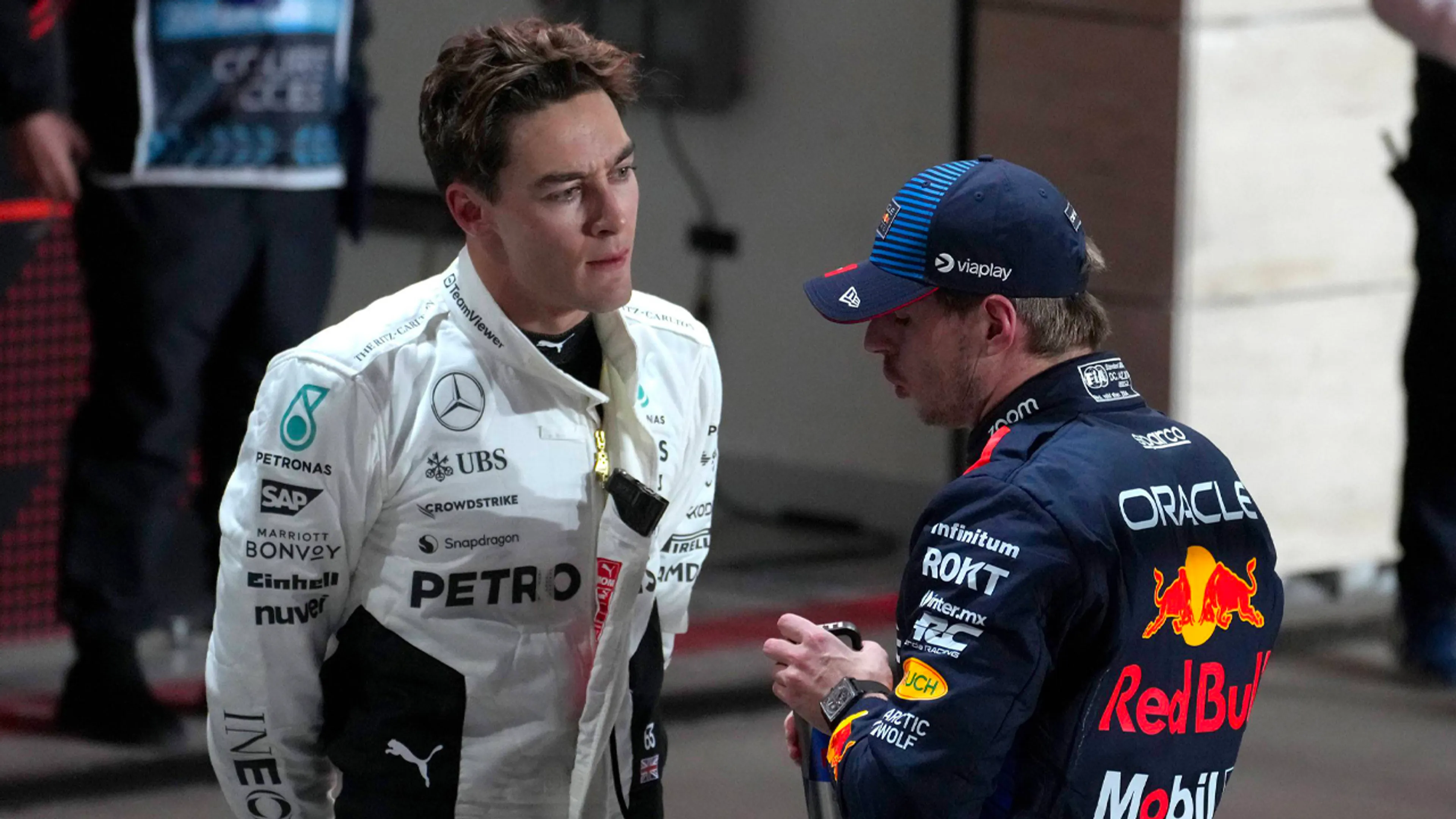 Russell slaat terug naar Verstappen: 'Hij zei dat hij me op mijn kop in de muur zou zetten'