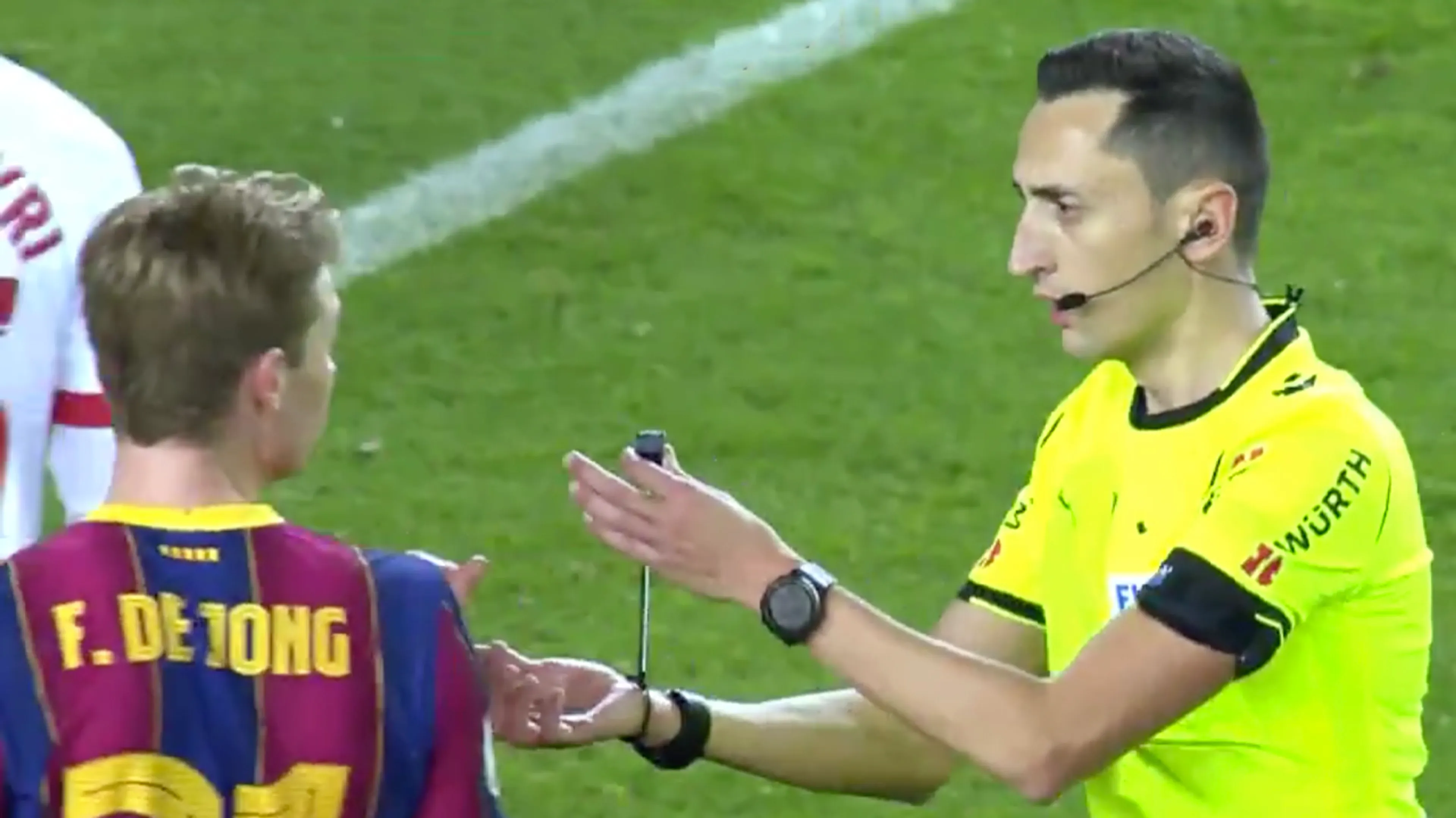 Scheidsrechter biedt fluitje aan bij klagende Frenkie de Jong