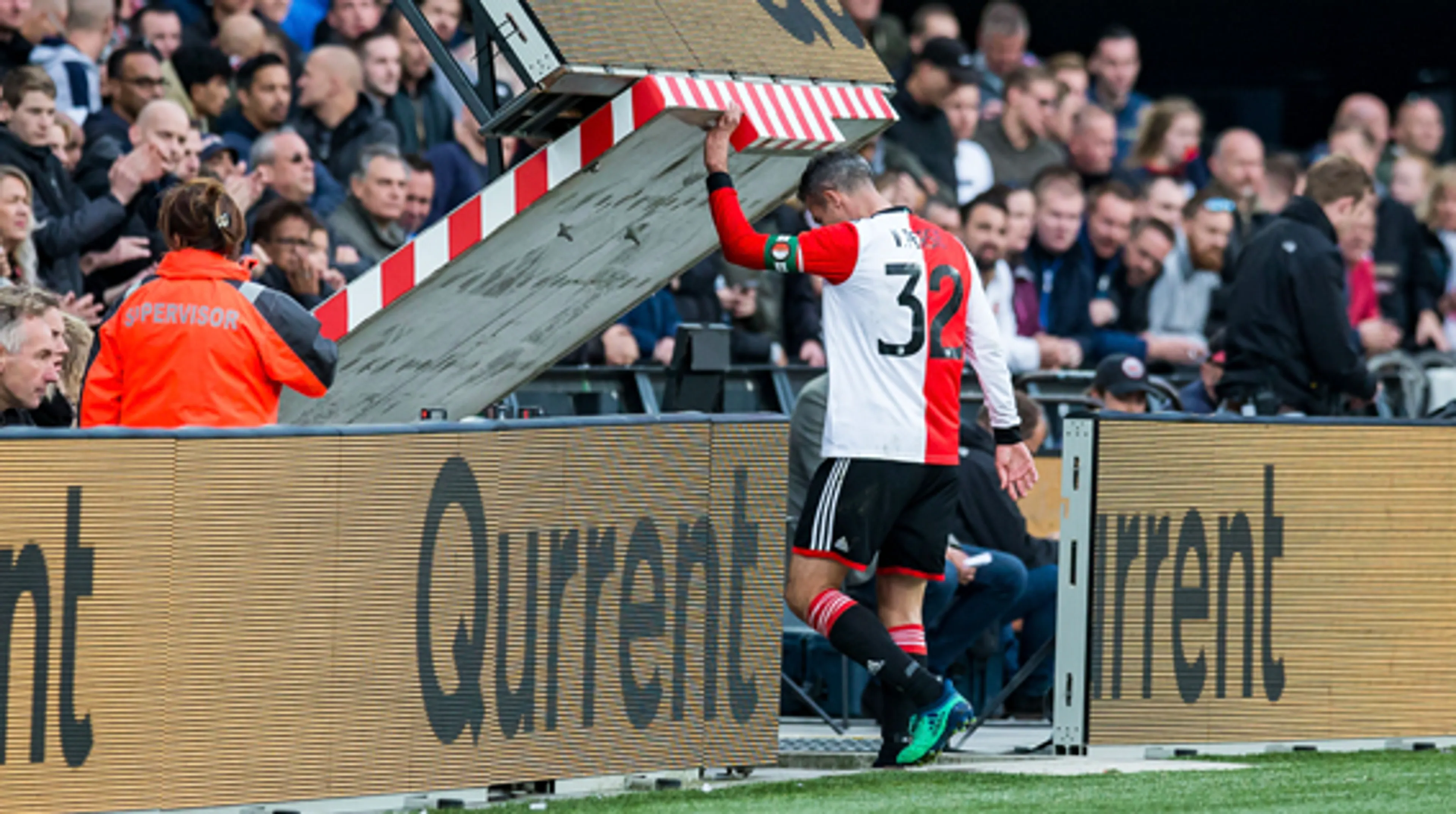 Aanklager wil Van Persie twee duels schorsen