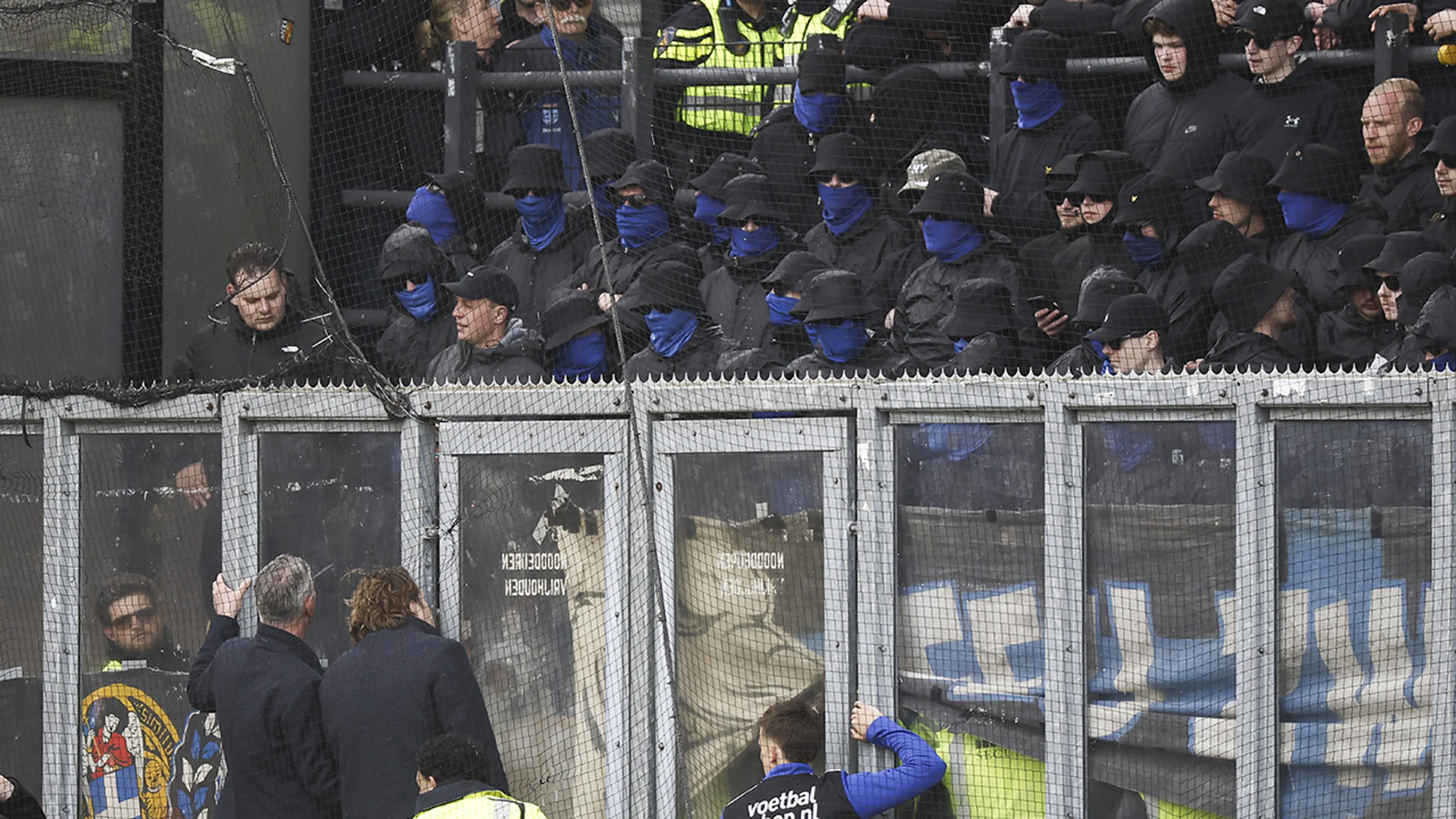 IJsselderby Go Ahead Eagles - PEC Zwolle uitgesteld wegens gezichtsbedekking in uitvak