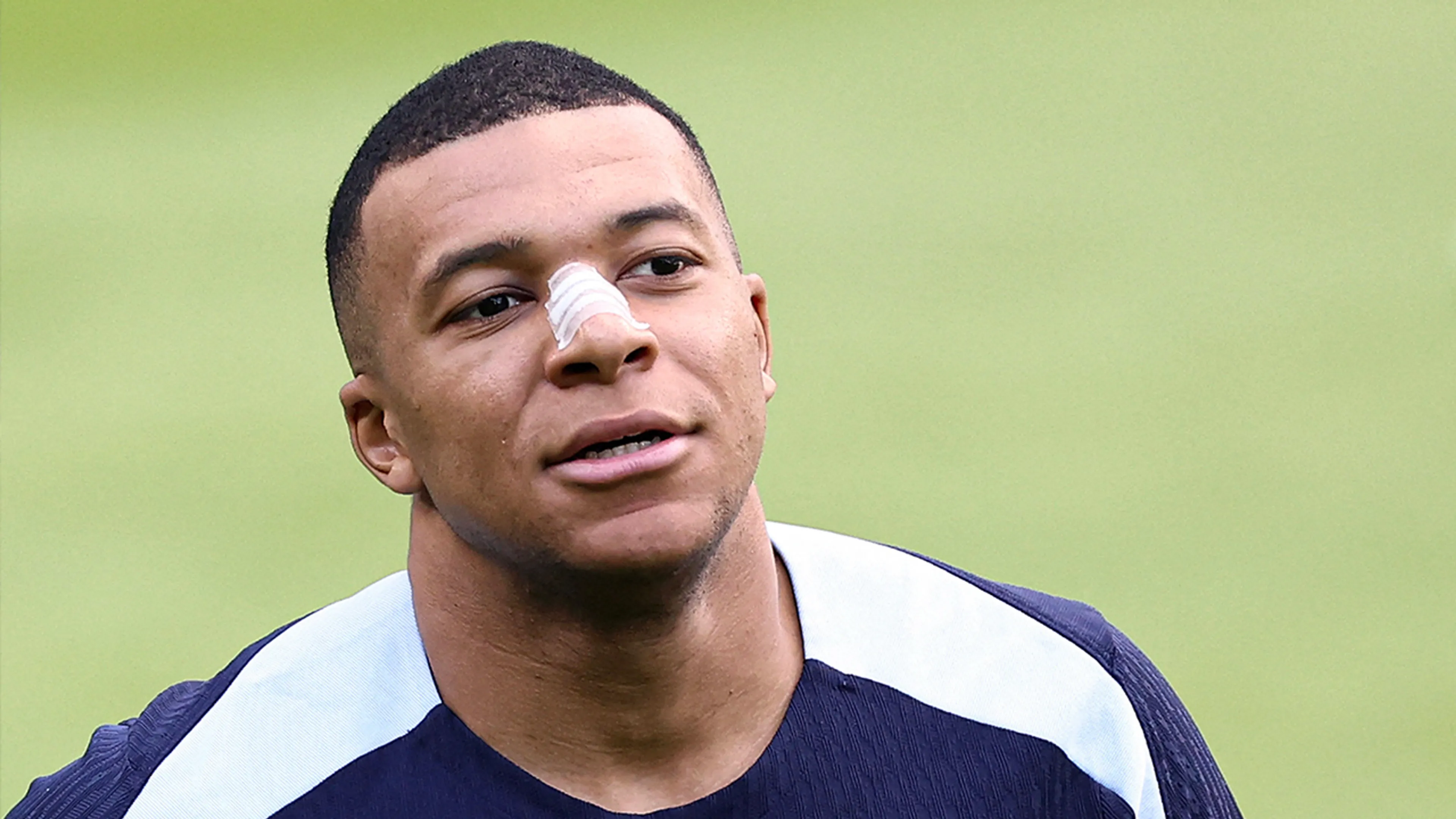 Mbappé verschijnt twee dagen voor kraker tegen Oranje toch op trainingsveld