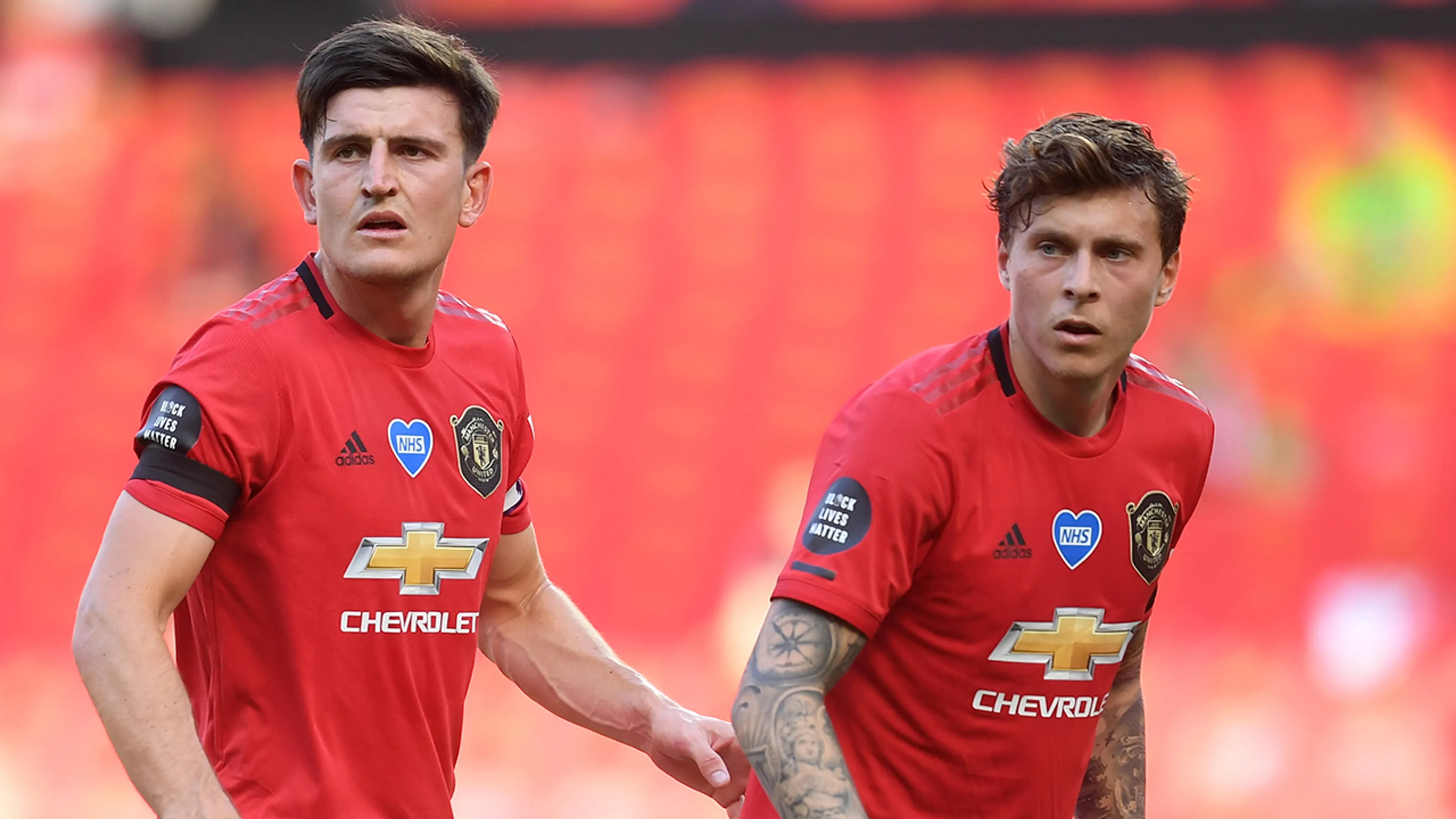 Lindelöf geeft goede voorbeeld aan collega Maguire en overmeestert tasjesdief