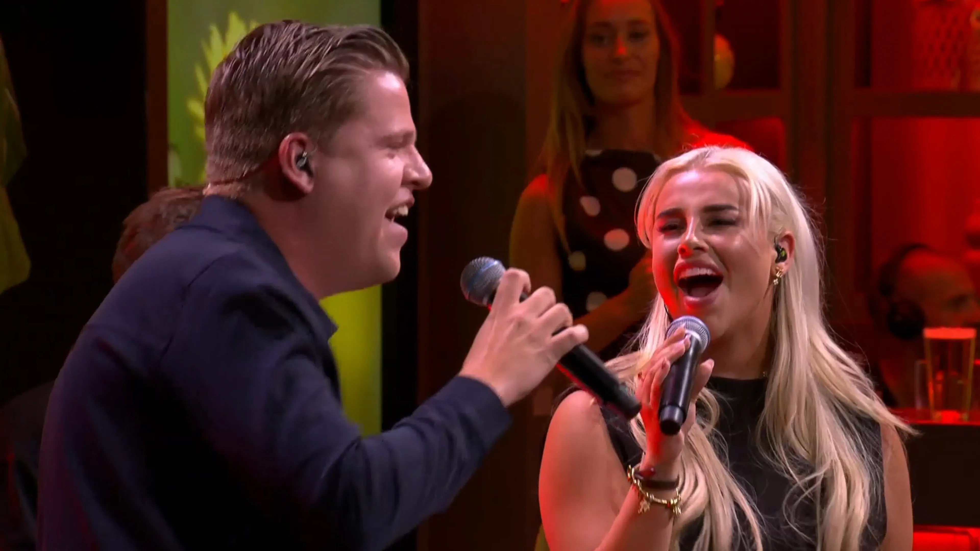Senna en Sven Versteeg zorgen met 'Vuurwerk' voor een knallende opening van De Oranjezondag!