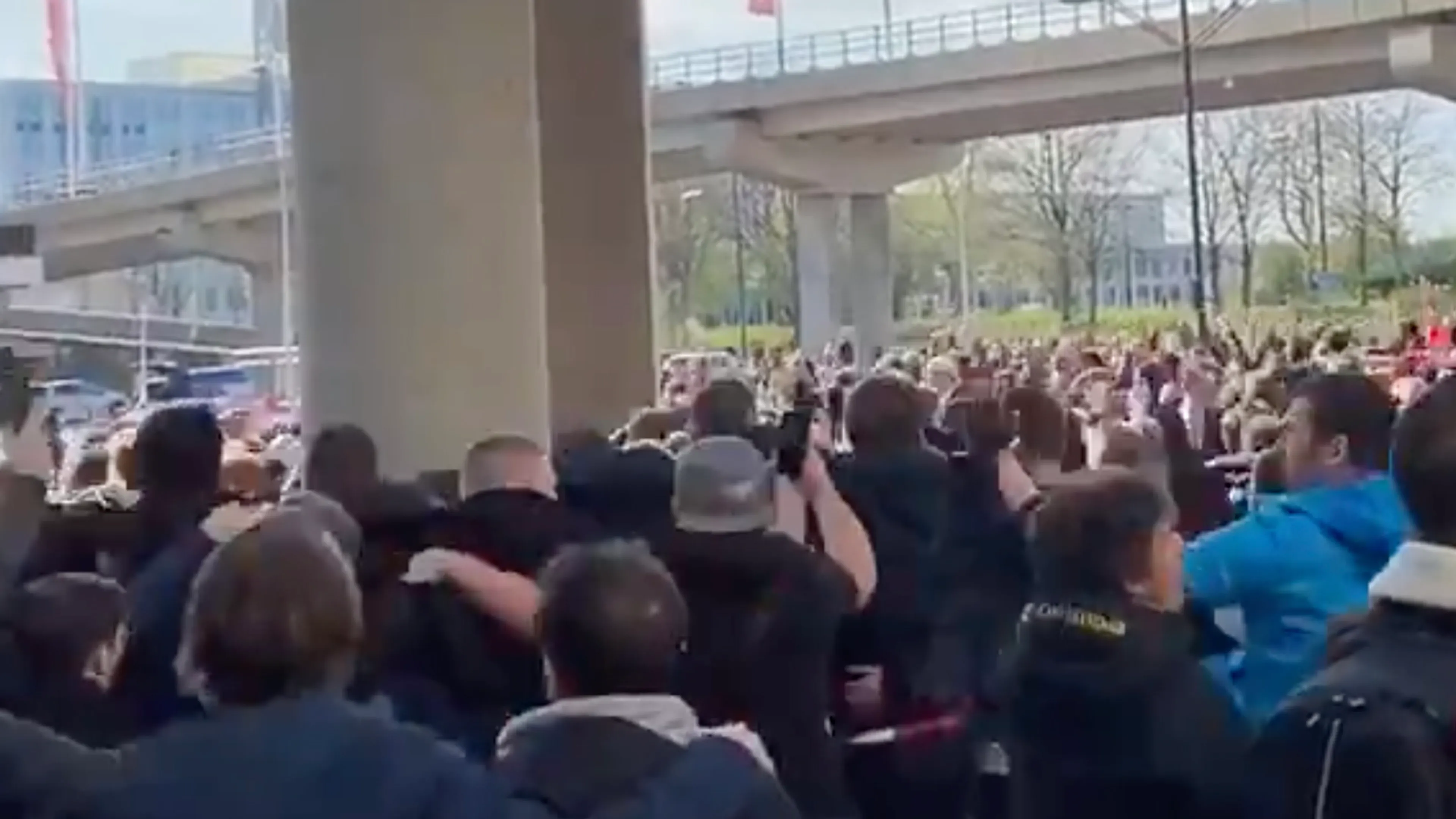 Uitzinnige Ajax-fans vieren feest na behalen officieuze landstitel
