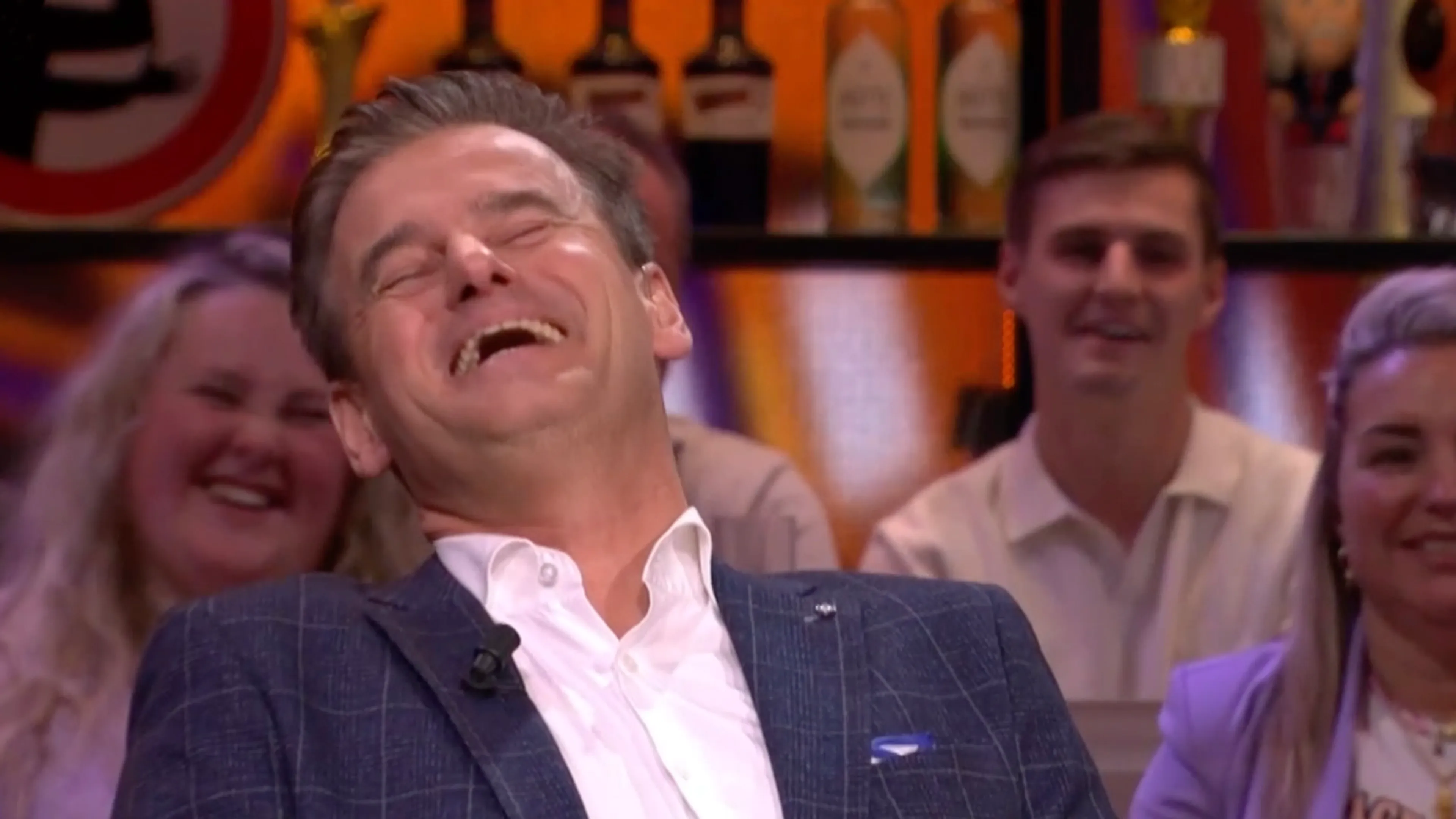 Wilfred gaat helemaal stuk om eigen mop: ‘Die stond in de Suske en Wiske!’