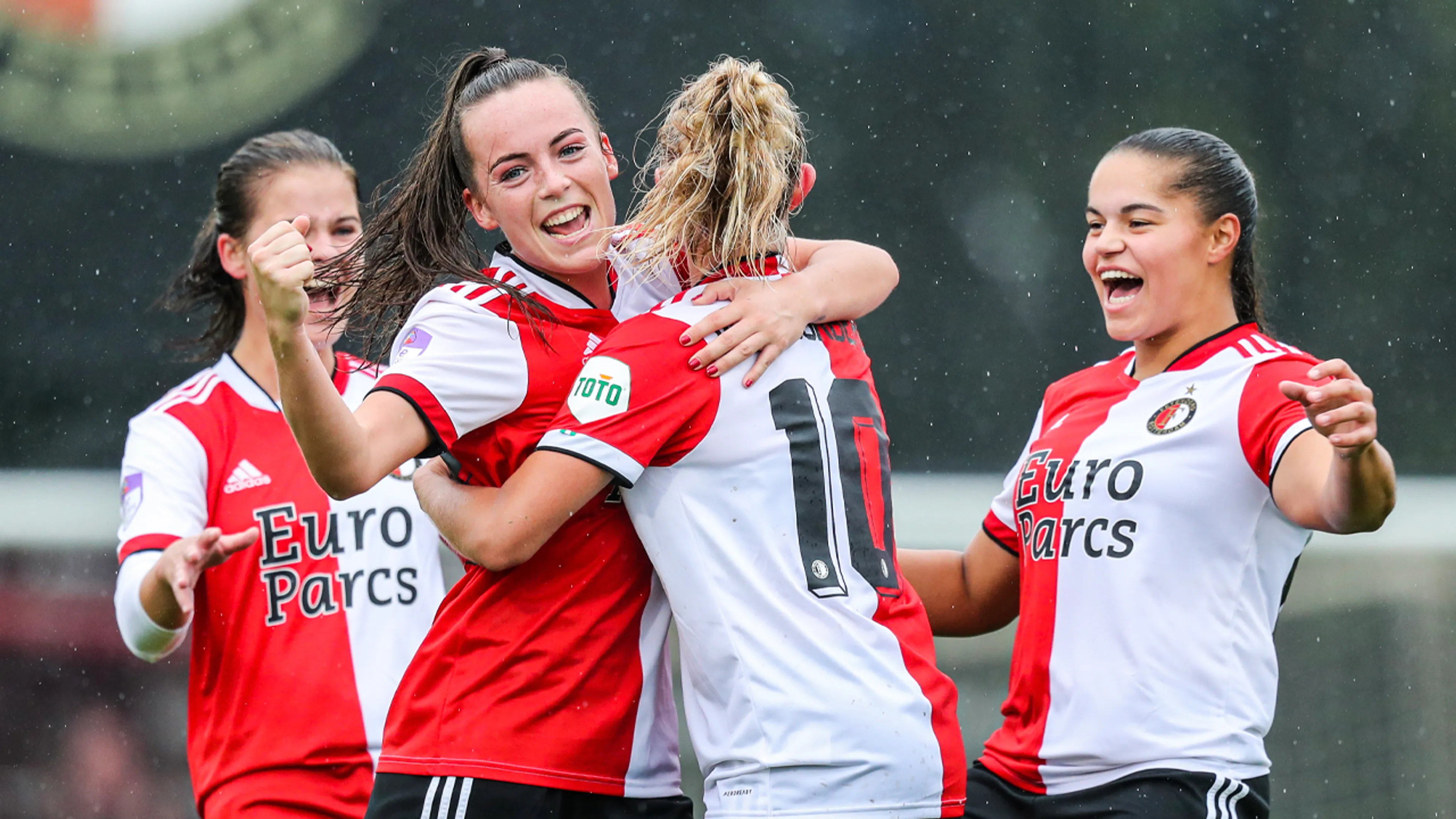 Voetbalsters Feyenoord in eerste Klassieker ruim langs Ajax