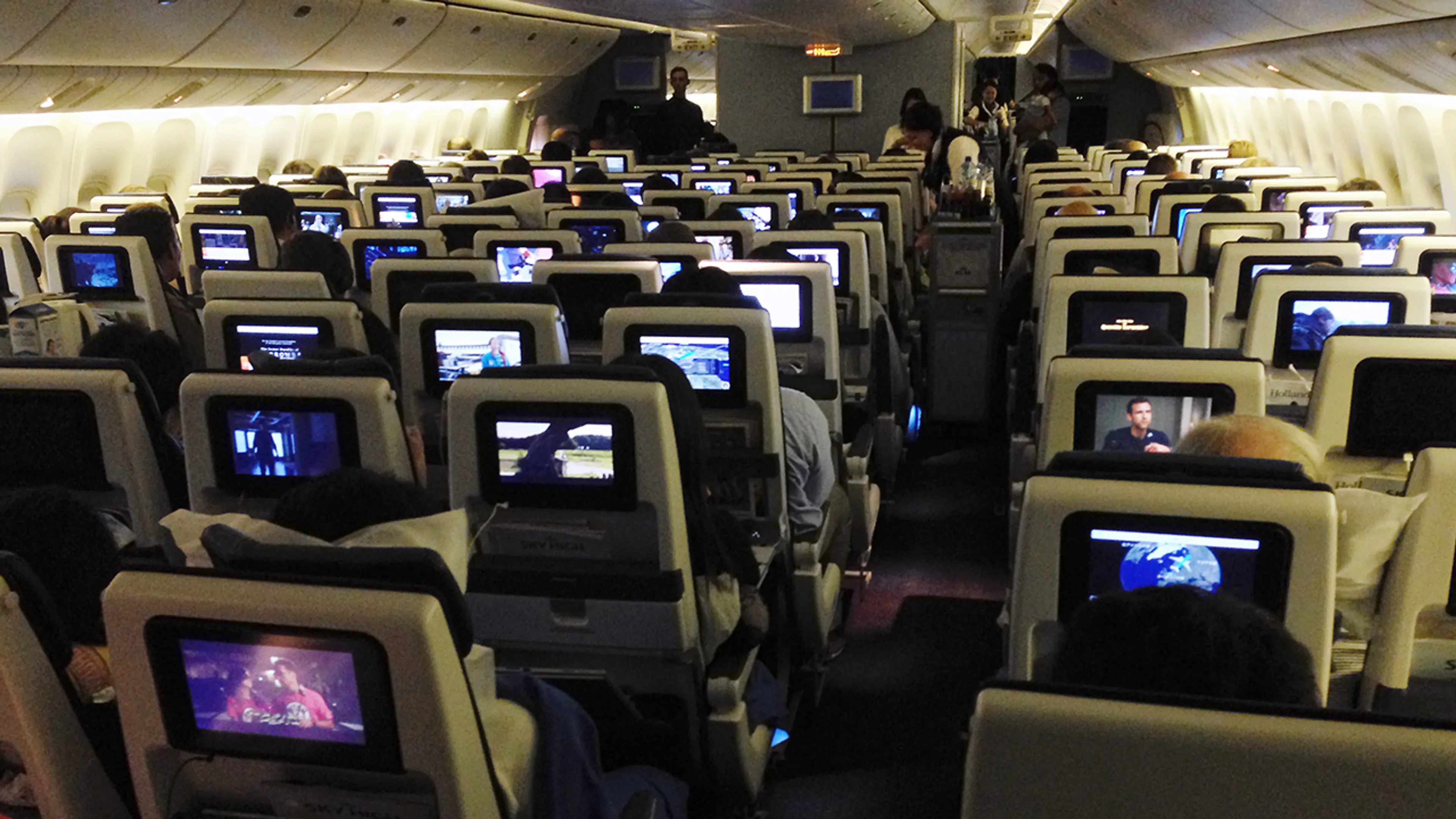 Vliegtuig keert na twee uur om na zware diarree passagier: 'Het zat overal'