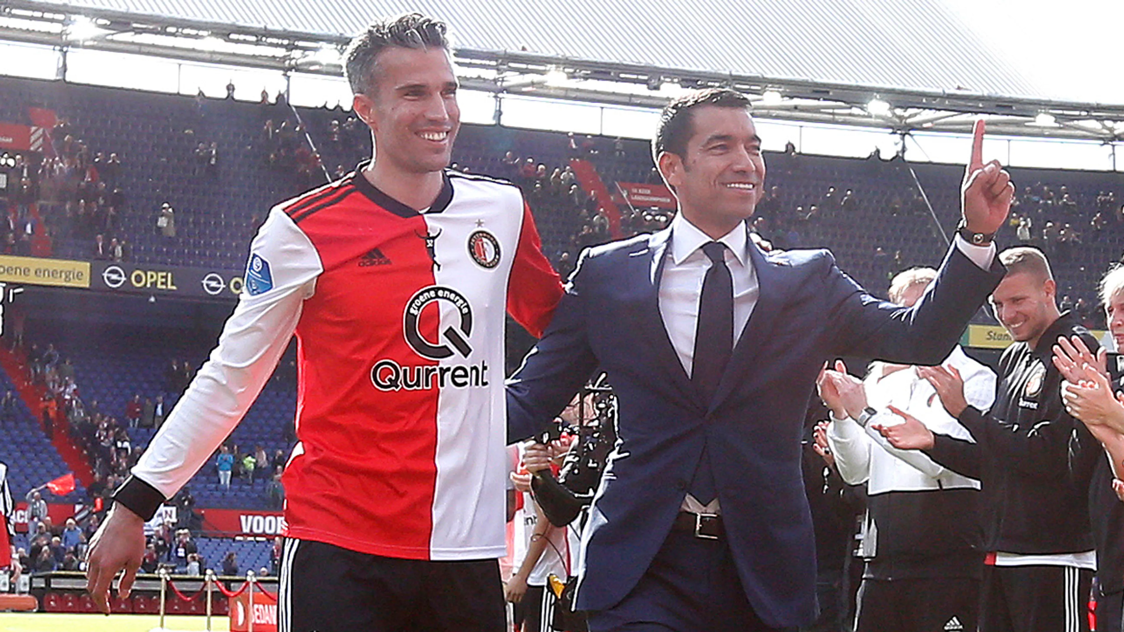 Vandaag 1 jaar geleden: Afscheid Van Persie en Van Bronckhorst in bomvolle Kuip