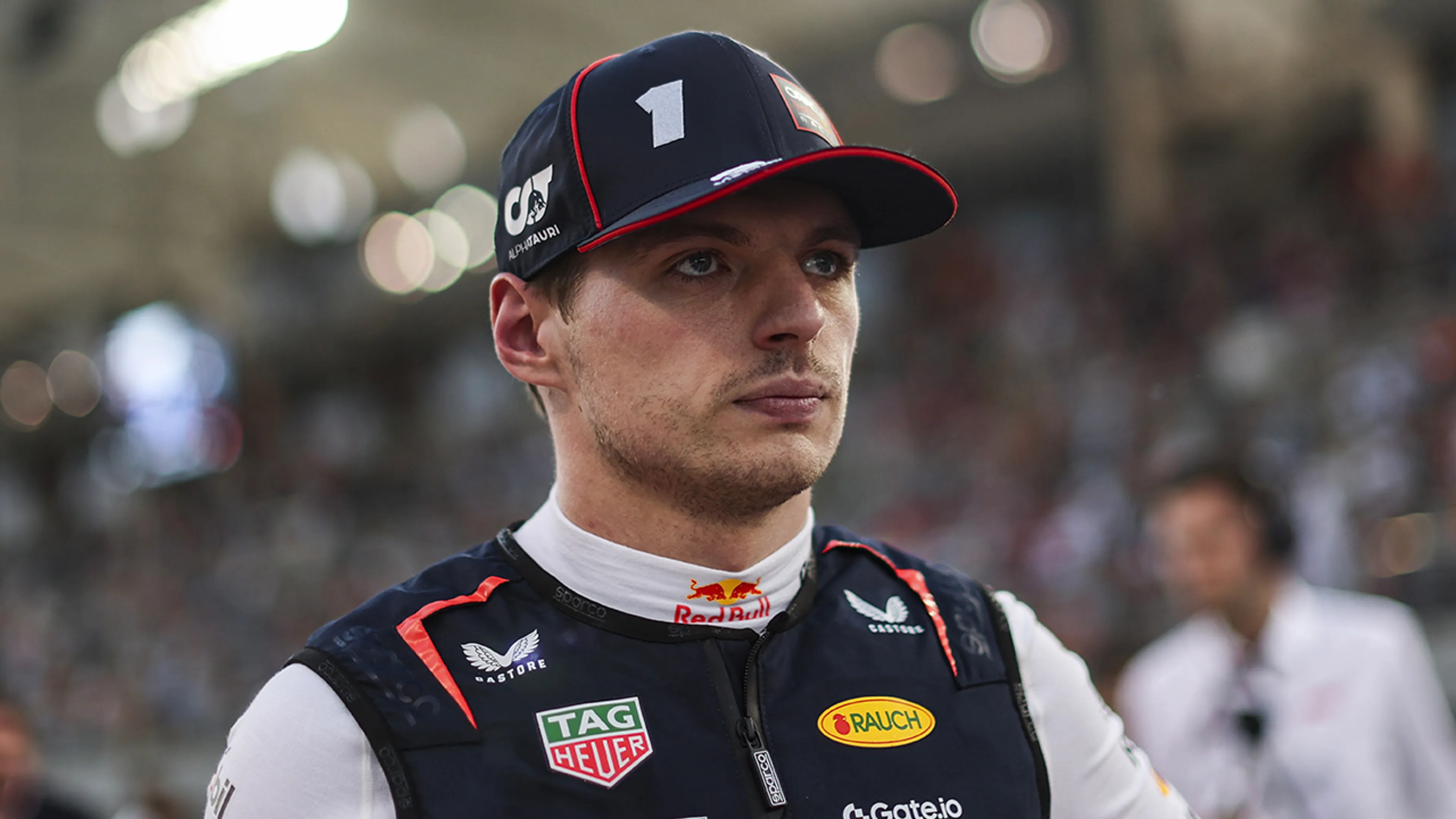 Max Verstappen moet zege in Jeddah door tijdstraf aan Piastri laten