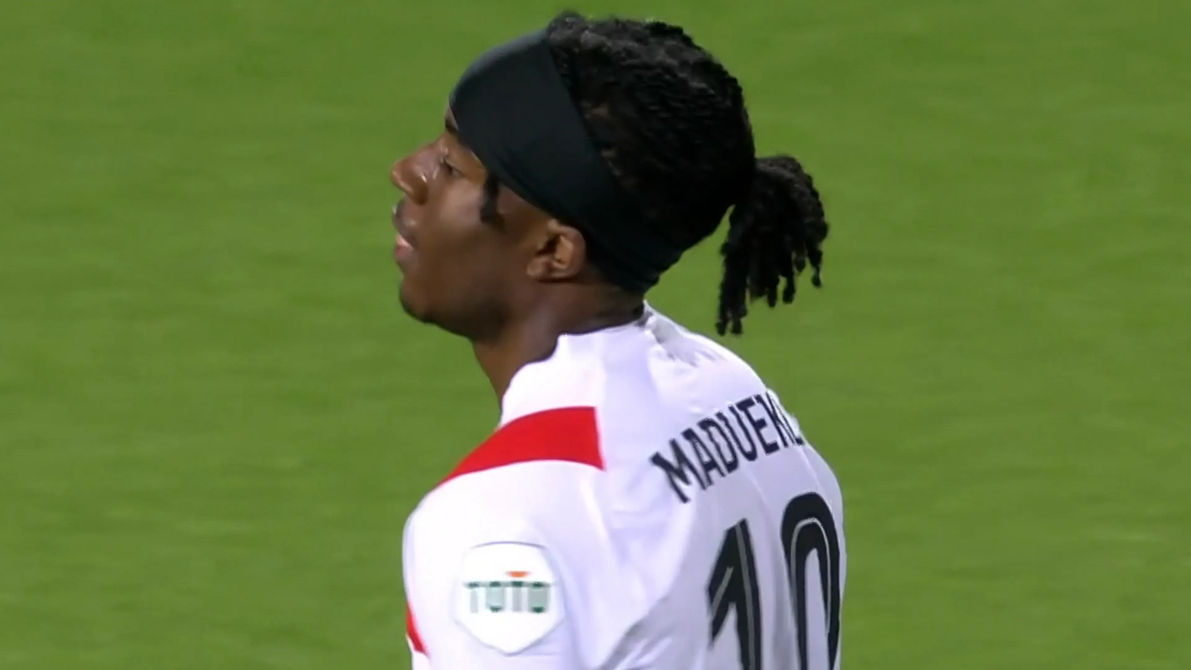 KANS: Madueke mist grote kans op derde treffer PSV
