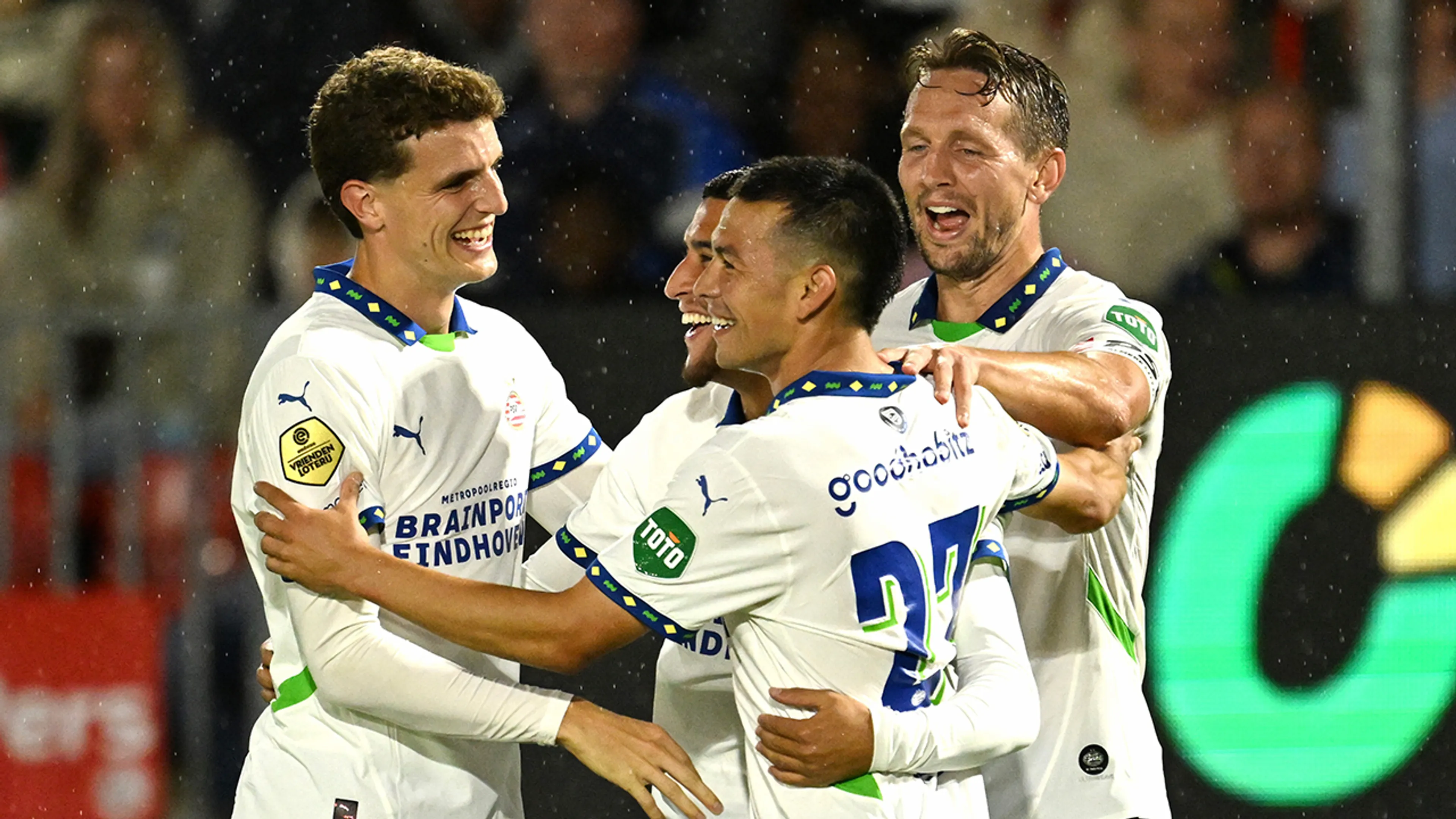 PSV laat zich niet afleiden en verslaat Almere met grote cijfers