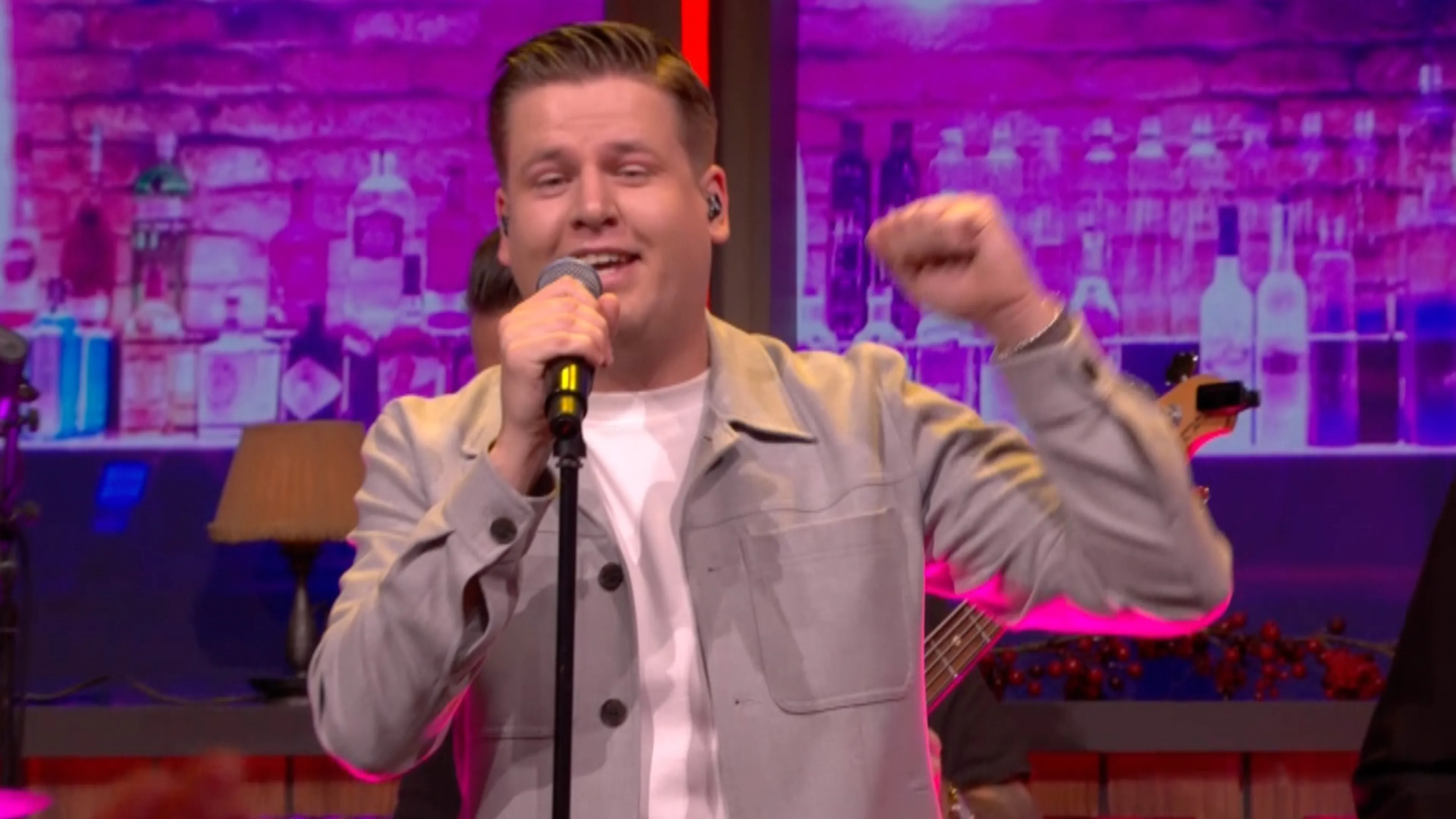 Sven Versteeg krijgt de handjes in de lucht bij De Oranjewinter met 'Bonte Avond'