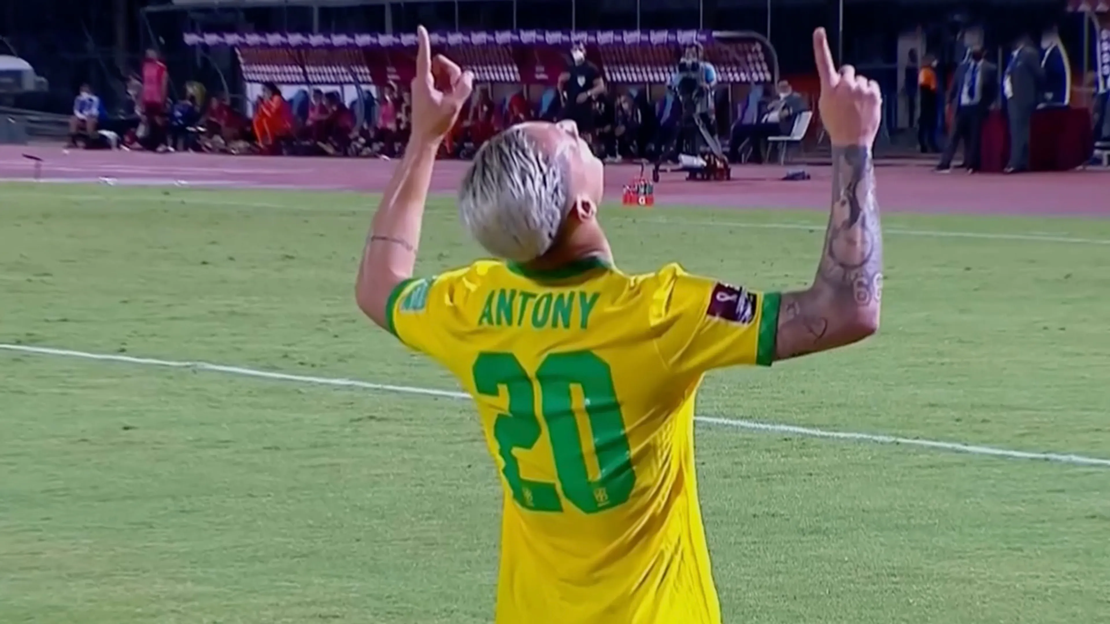 VIDEOGOAL: Ajacied Antony maakt zijn allereerste interlandgoal voor Brazilië