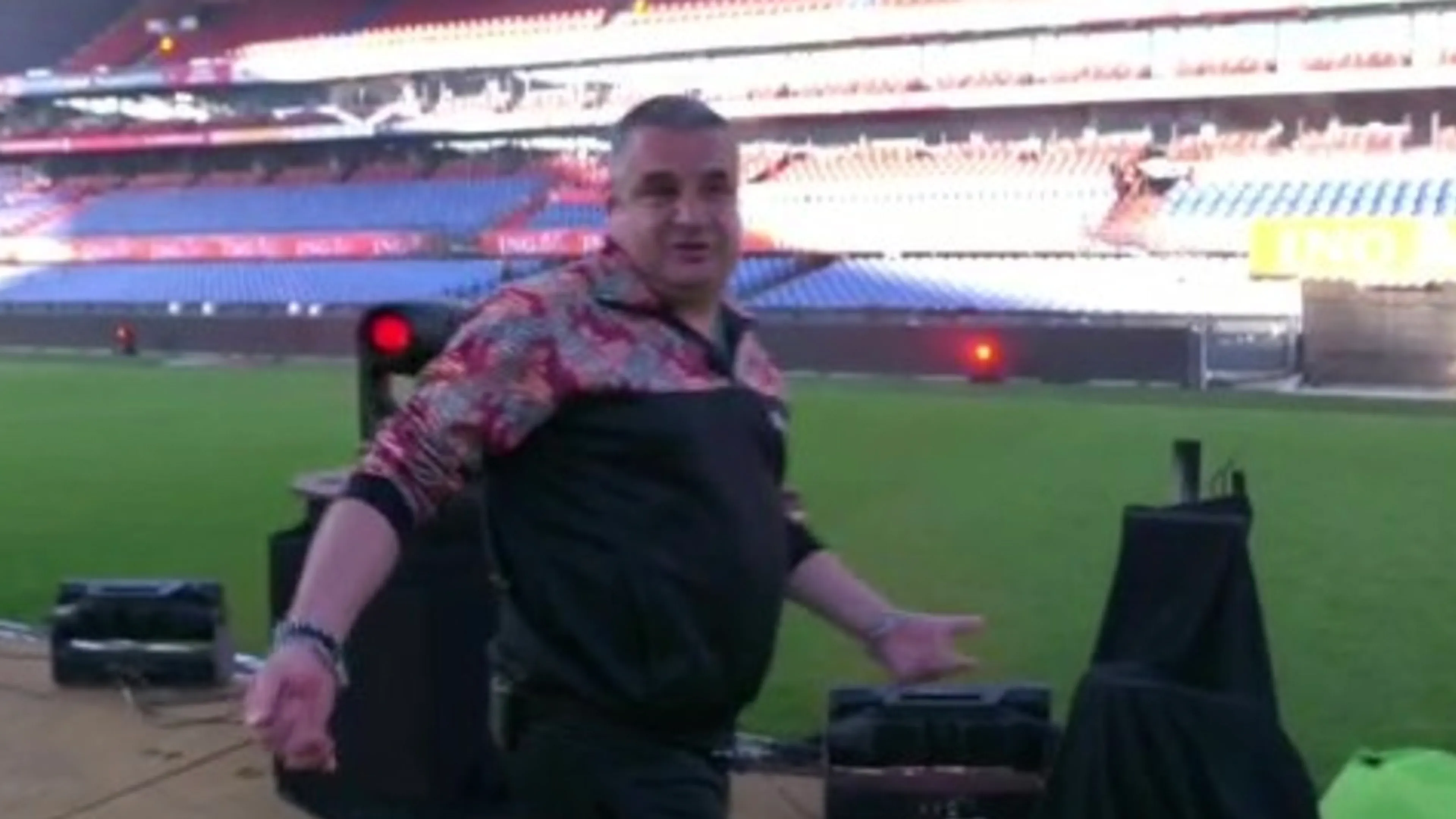 PSV-fan Frank Lammers stoot keihard zijn hoofd in De Kuip: 'Ooh kut, auw!'