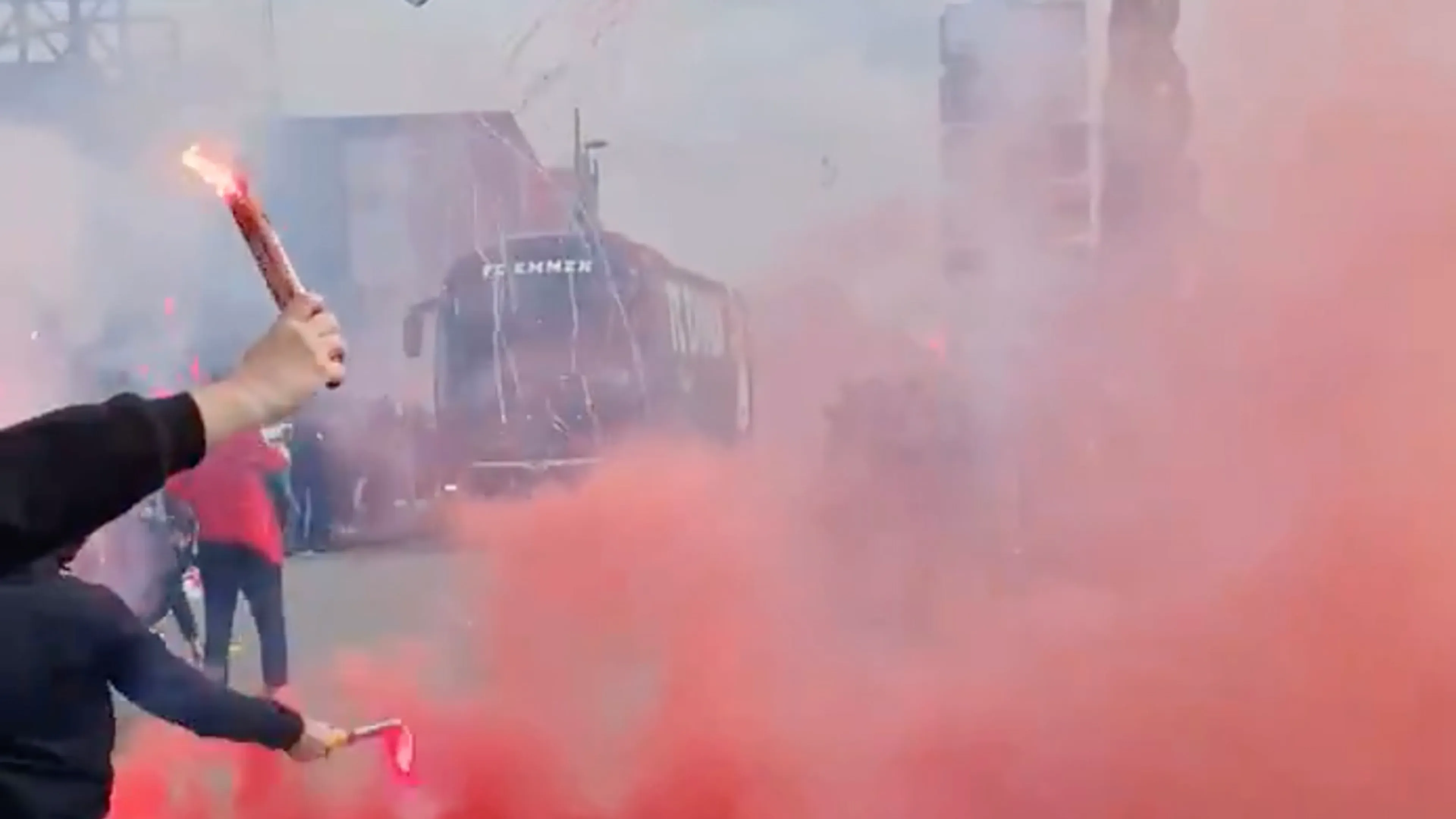 VIDEO: Honderden fans zwaaien spelersbus FC Emmen uit voor reis naar Venlo