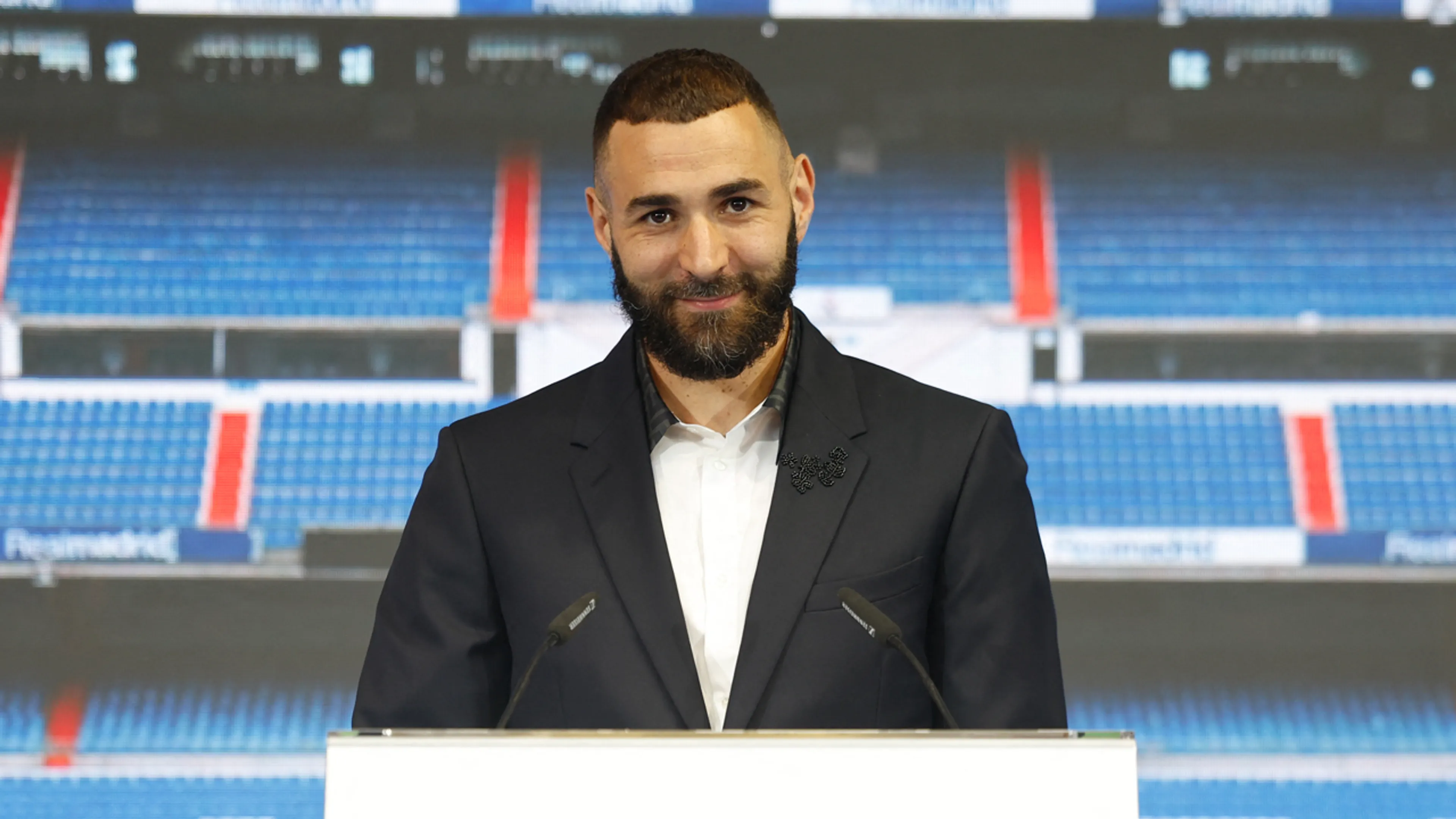 Officieel: Benzema tekent contract en gaat naar Al-Ittihad in Saudi-Arabië
