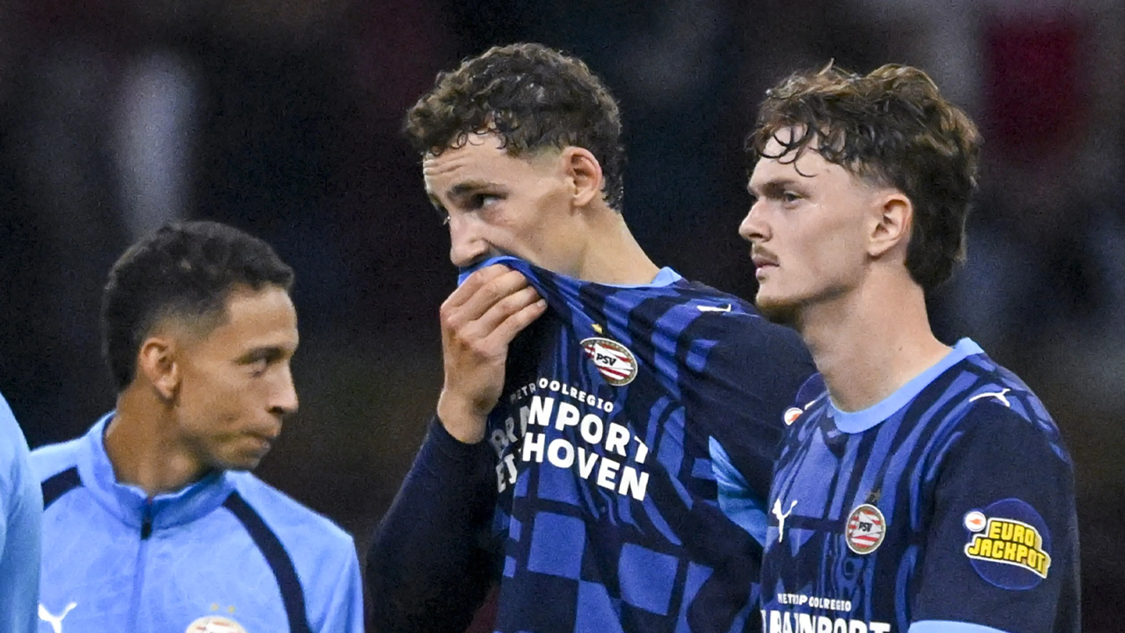 Ruben van Bommel bood excuses aan in Ajax-kleedkamer voor overtreding op Aaron Bouwman
