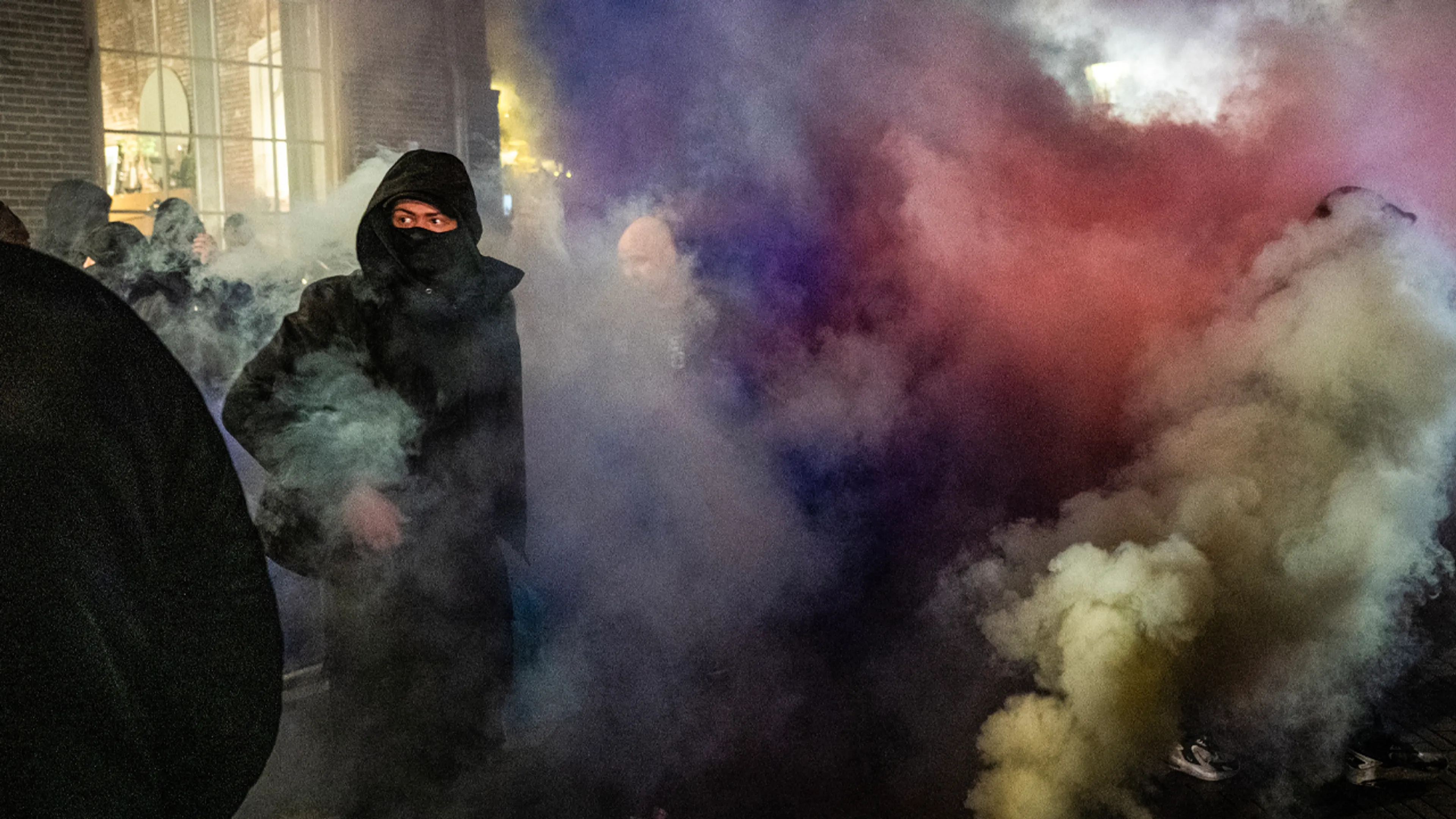 Groepen demonstranten staan tegenover elkaar bij herdenking in Utrecht
