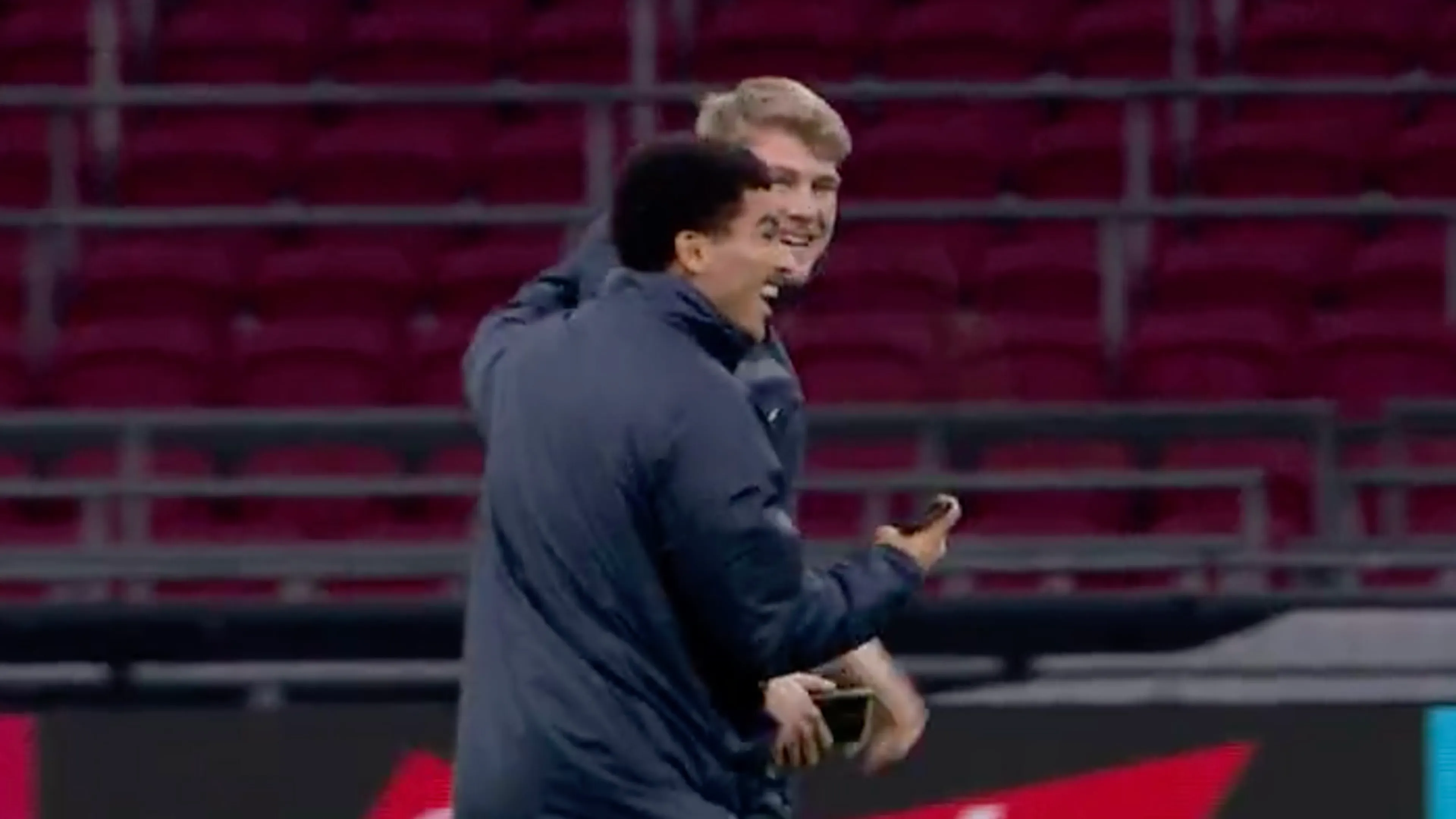 VIDEO: AZ-spelers in Johan Cruijff Arena zien Verstappen wereldkampioen worden