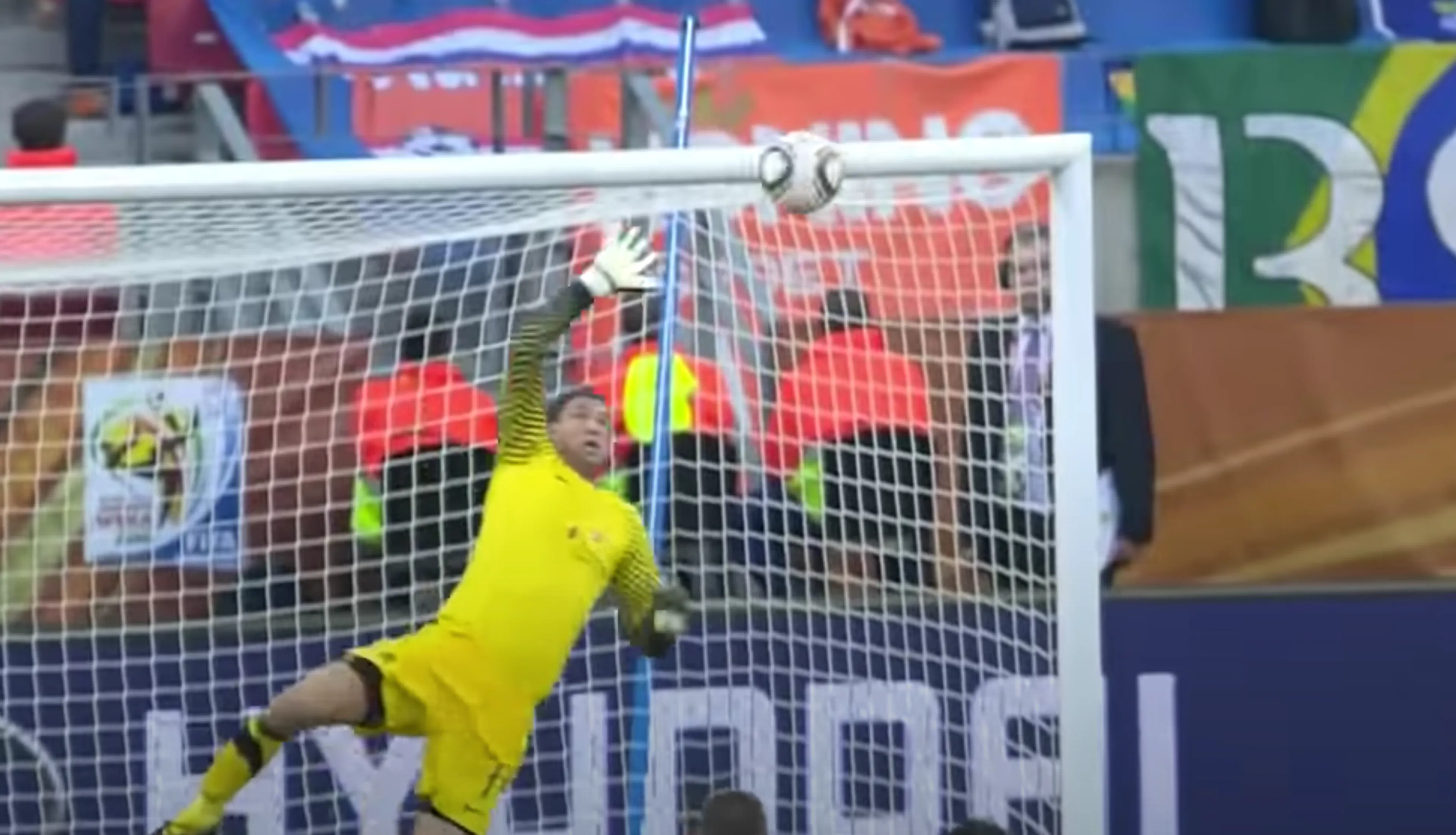 Knappe actie van Stekelenburg op WK 2010 verkozen tot mooiste redding ooit