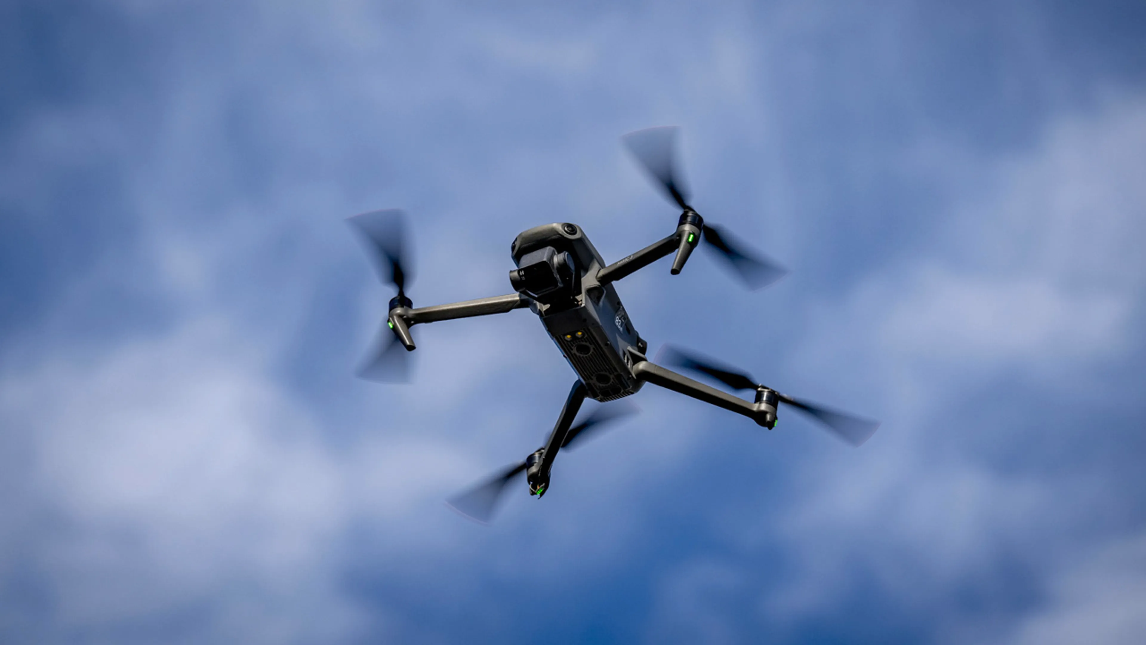 'Vijftien drones gespot boven Belgisch militair terrein, defensie onderzoekt incident'