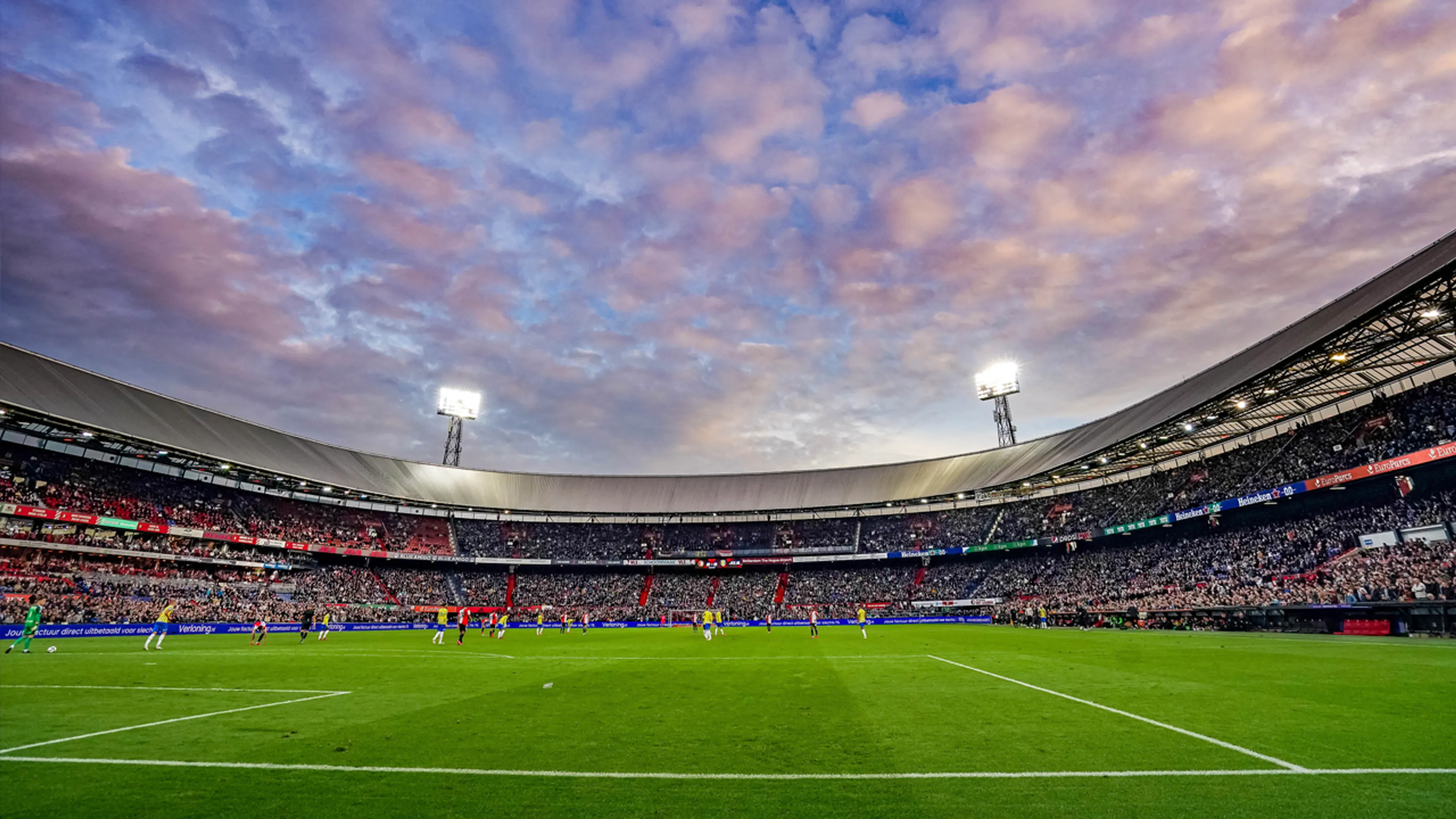 'Publiek weer beperkt toegestaan bij voetbalwedstrijden'