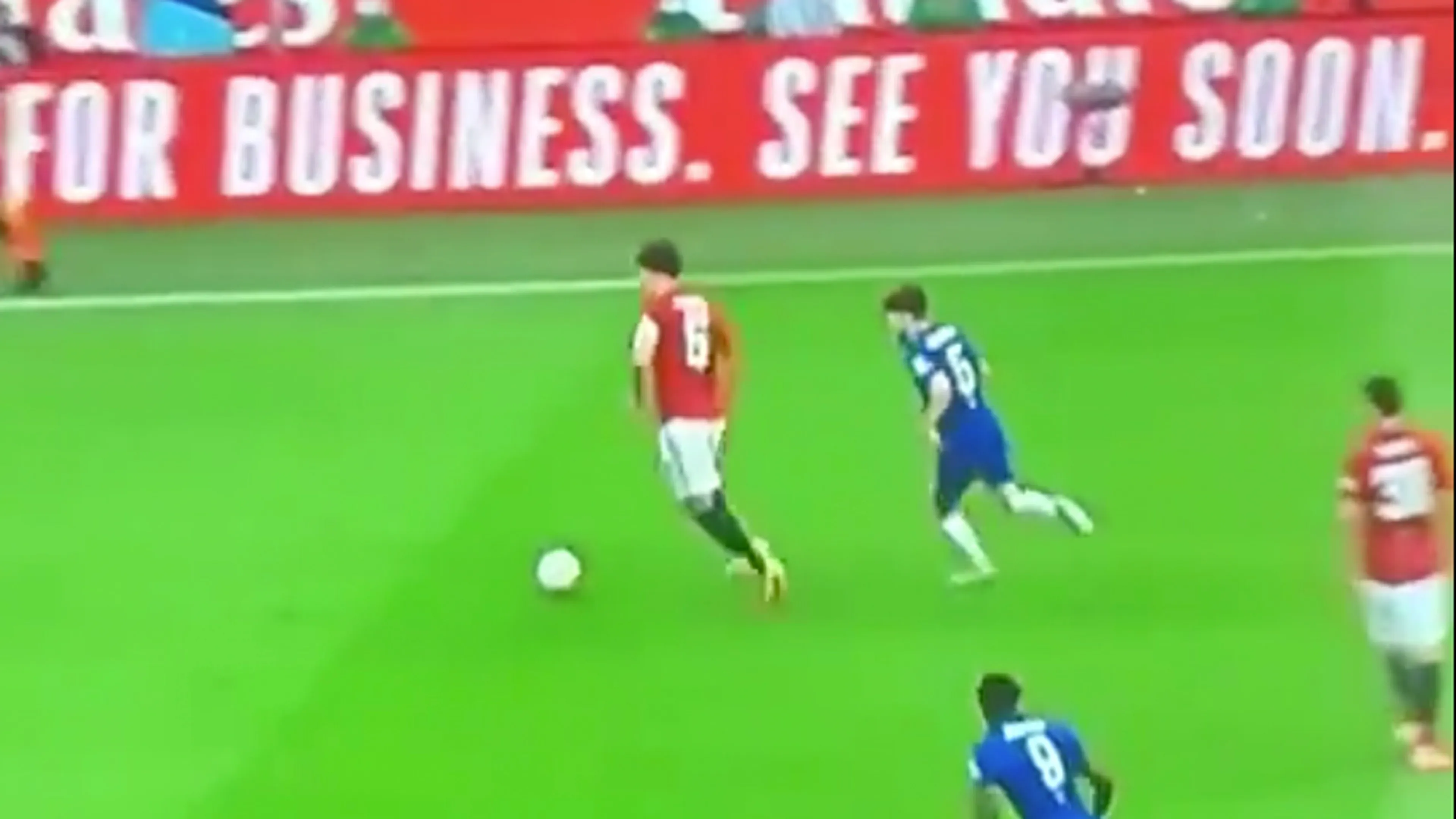'Man van 87 miljoen' Maguire stuntelt in onnavolgbare dribbel
