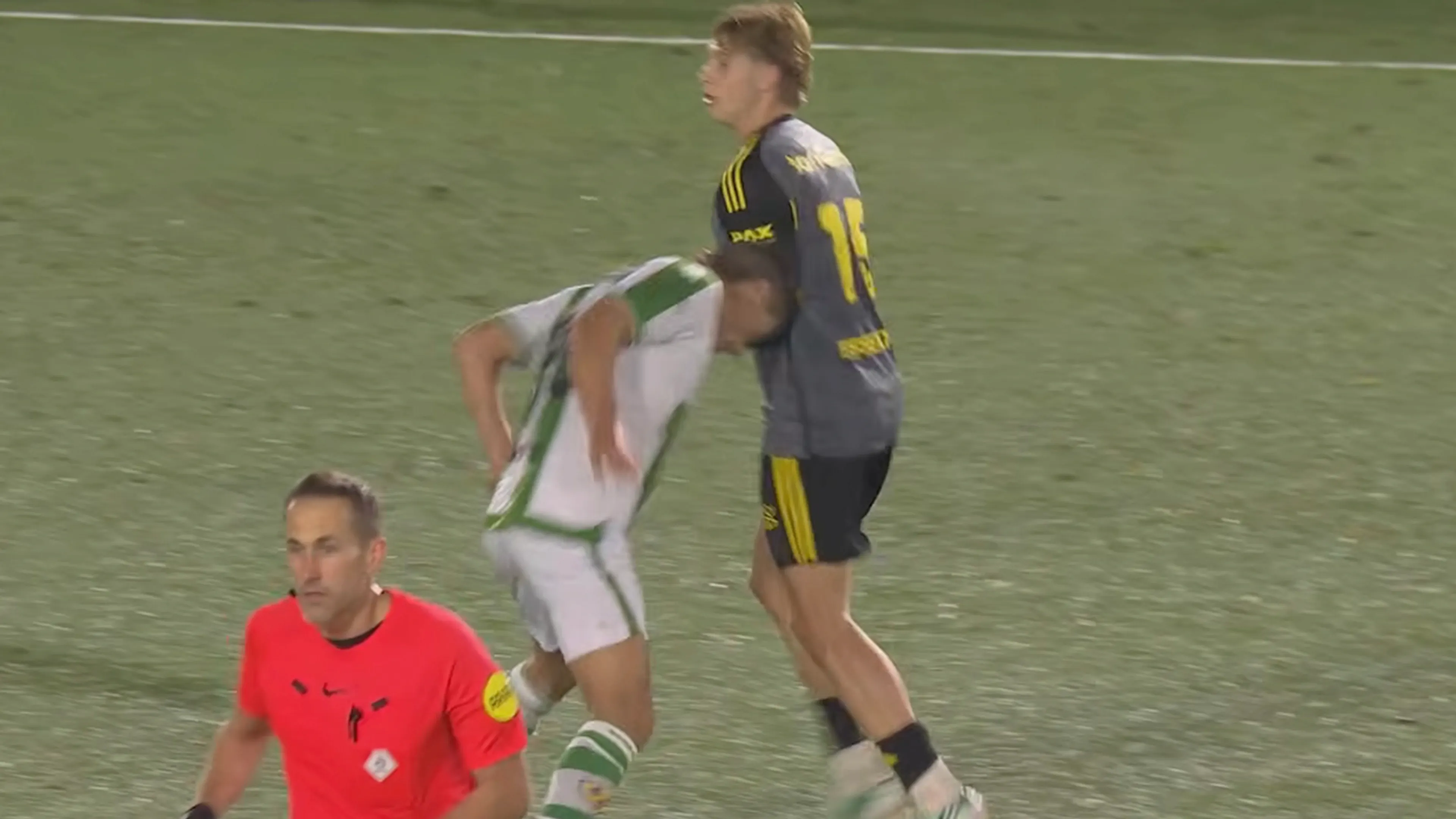 Video: amateurspits pakt bizarre rode kaart na Zidane-kopstoot in KNVB-beker