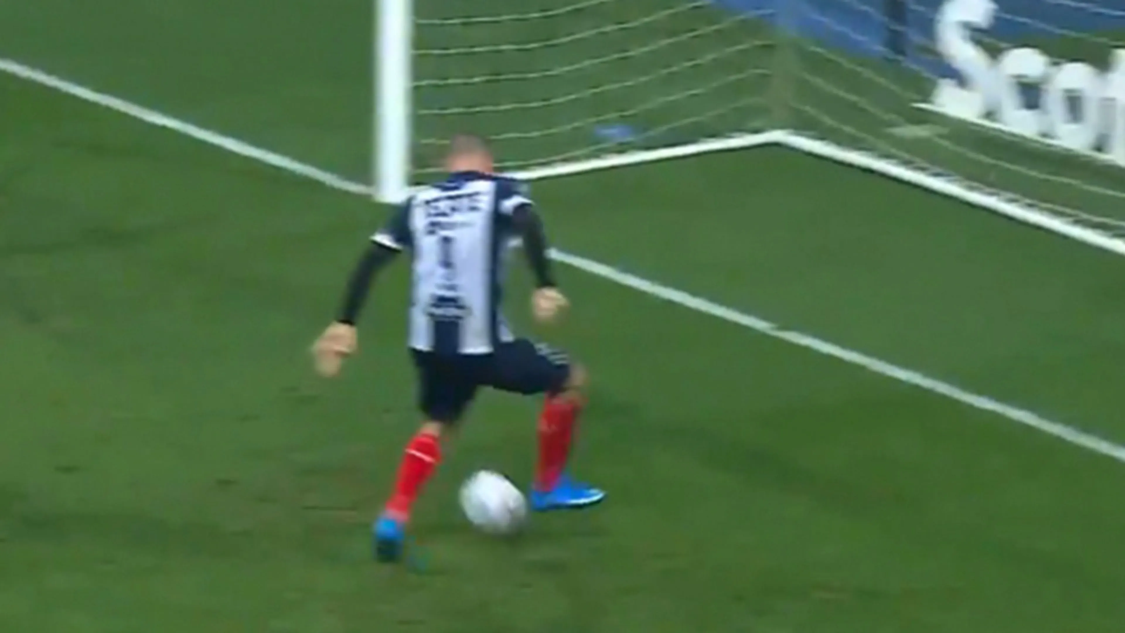 VIDEO: HOE DAN?! Vincent Janssen mist van dichtbij voor leeg doel