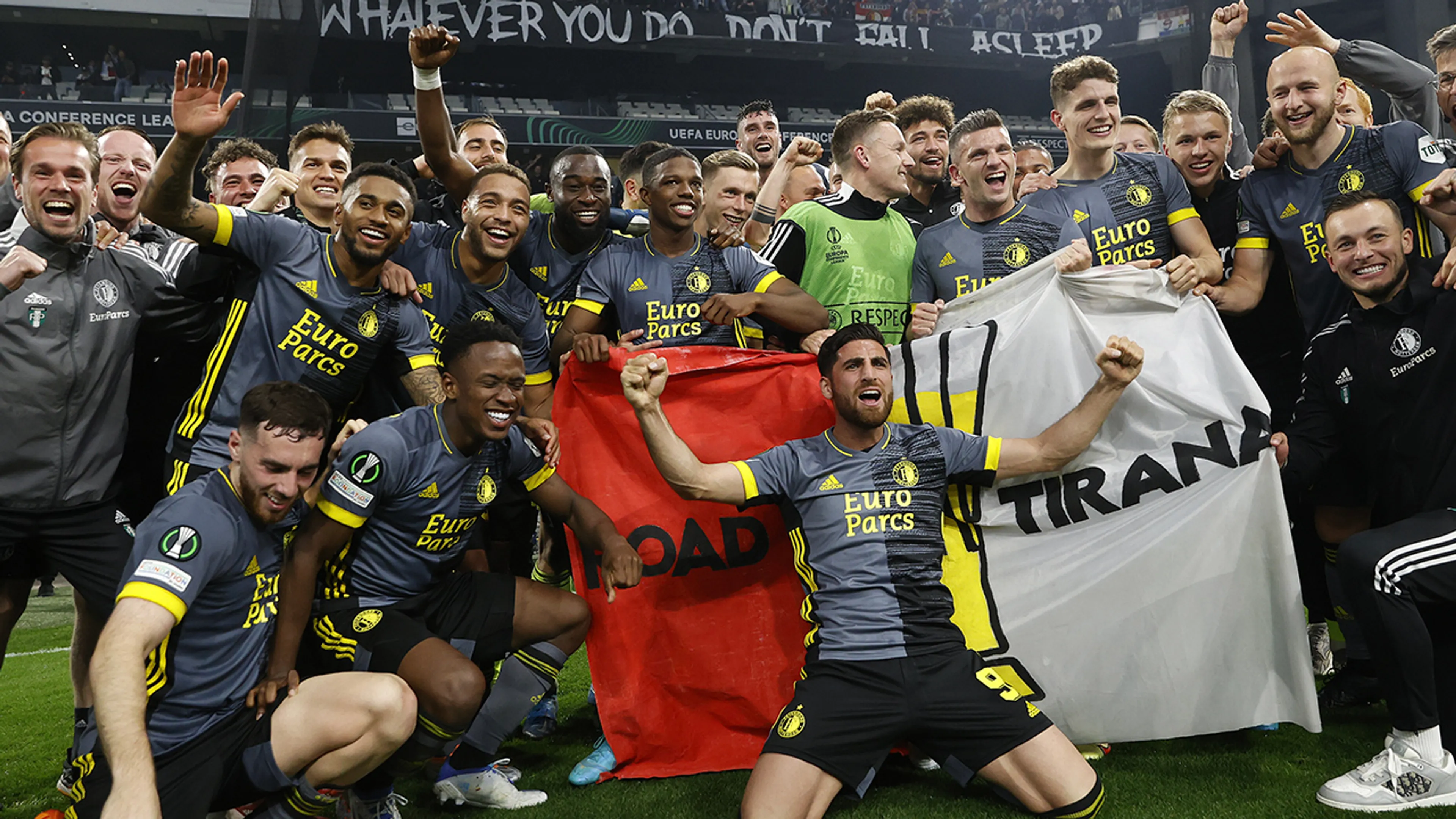 Feyenoord laat boodschap achter in brandschone kleedkamer Marseille: 'Je m'appelle croissant'