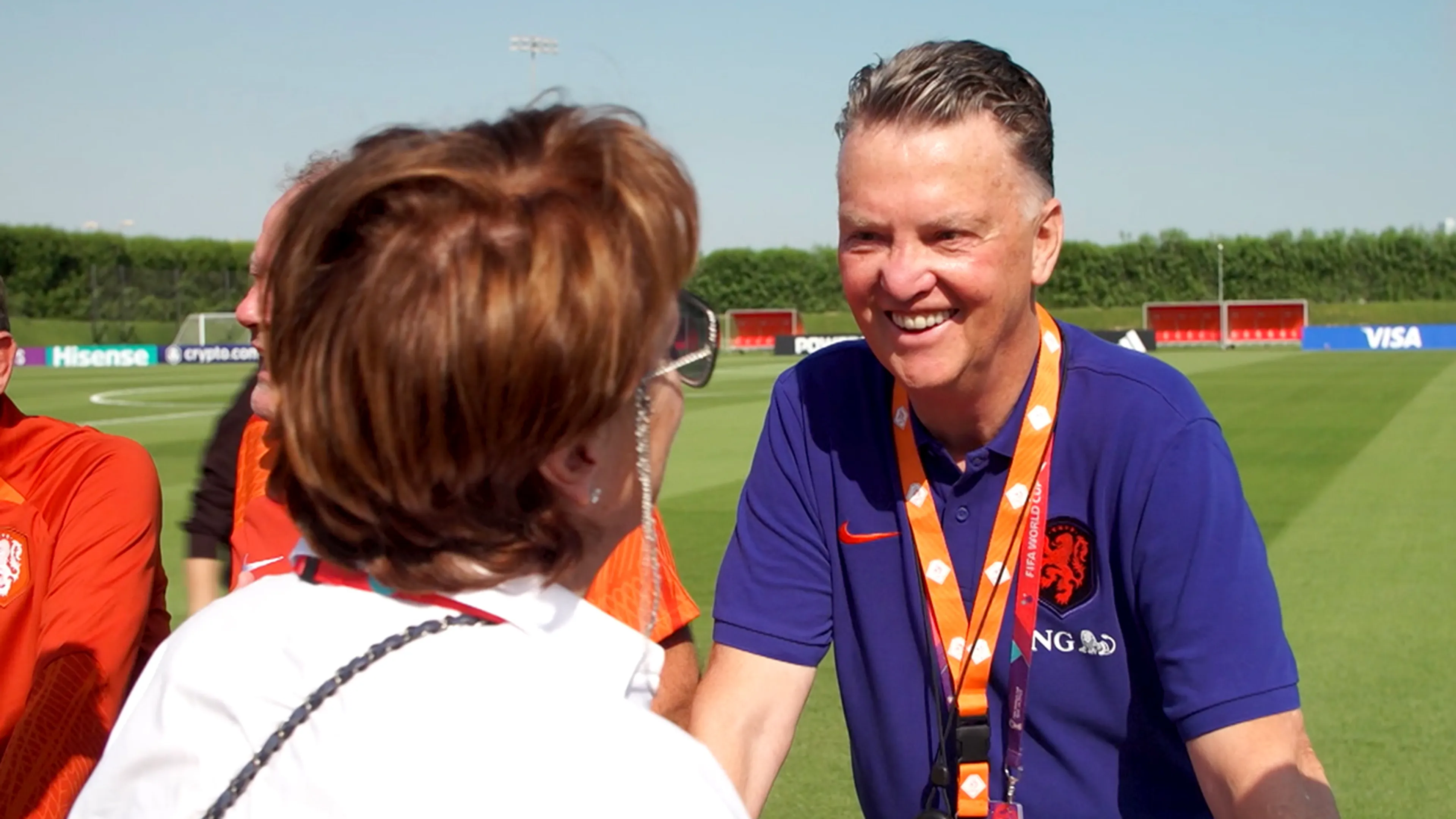 Britse pers geniet van wippie-uitspraak Louis van Gaal: 'Tikkeltje ordinair'