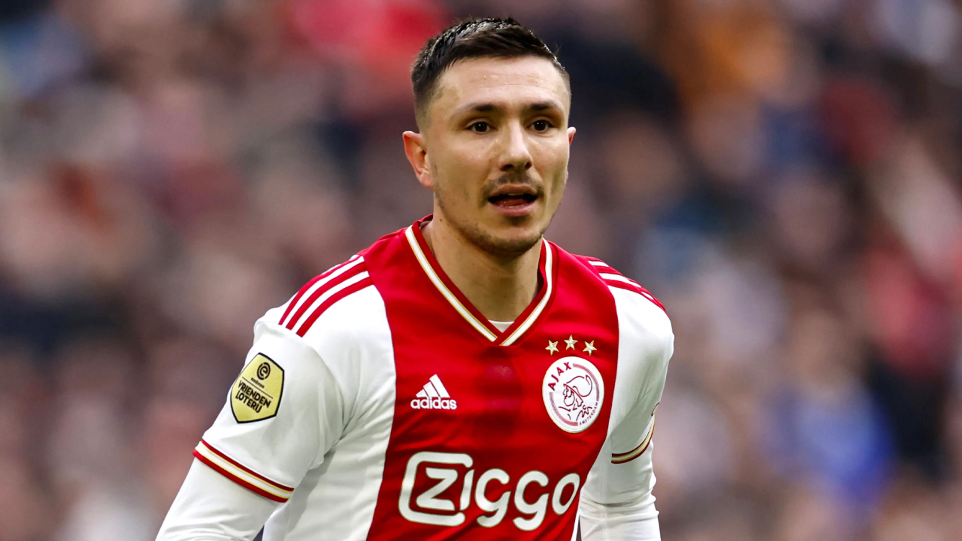 Ajax geeft Berghuis boete na slaan van fan bij spelersbus