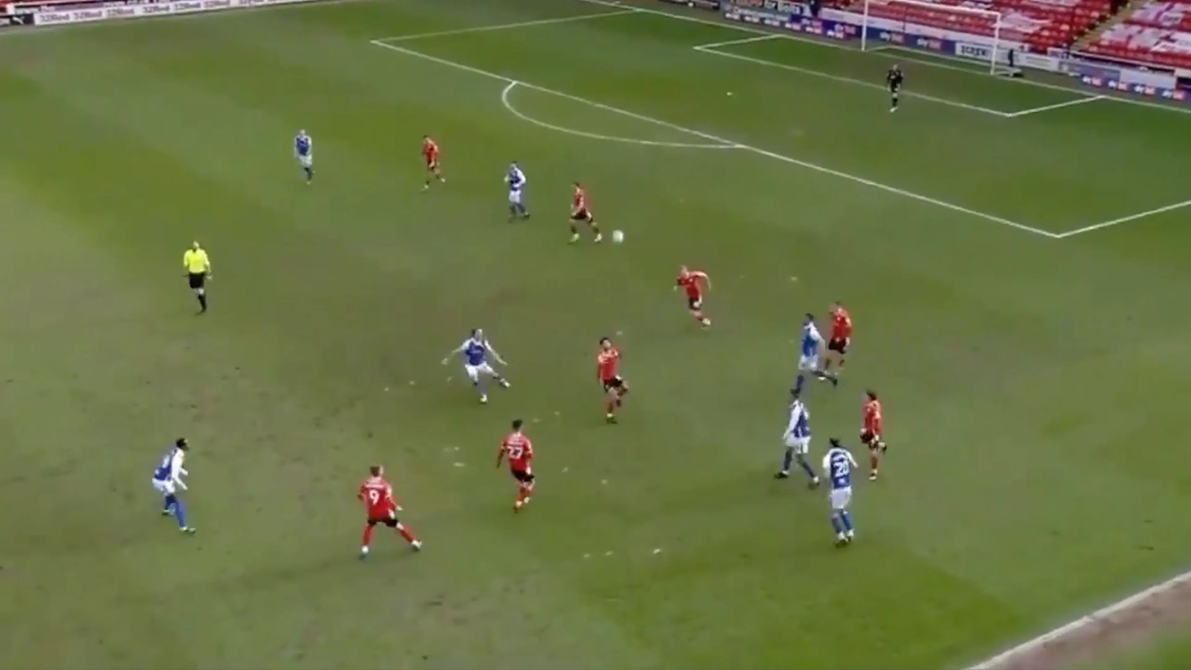 COMPILATIE: Championship-clubs koppen minuut lang bal naar elkaar over