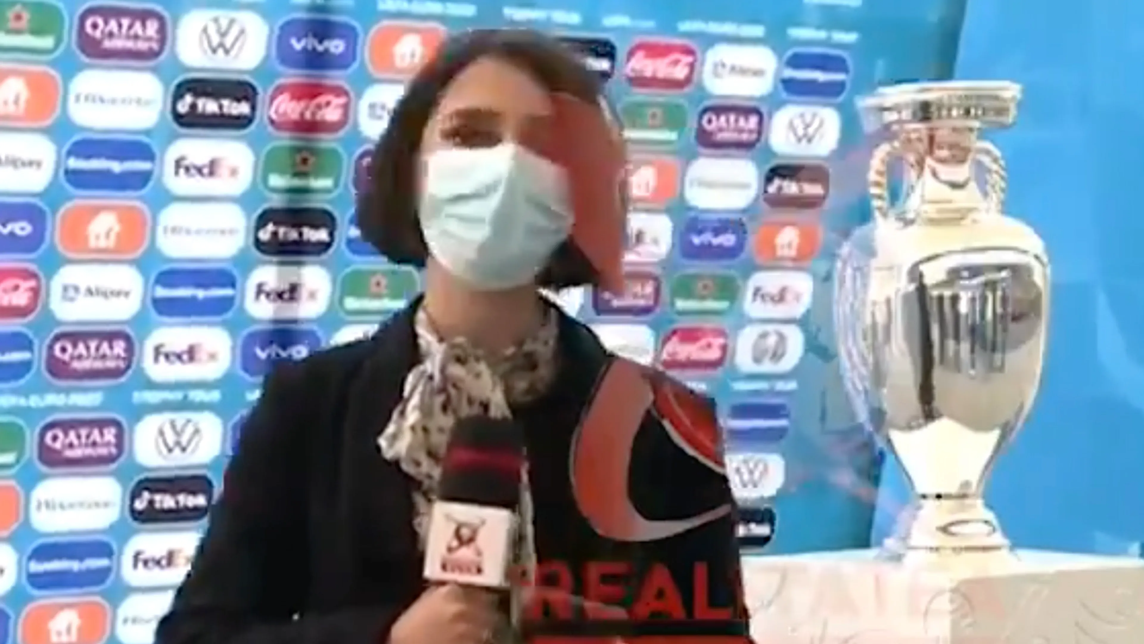 VIDEO: EK-trofee waait hard omver live op Roemeense televisie
